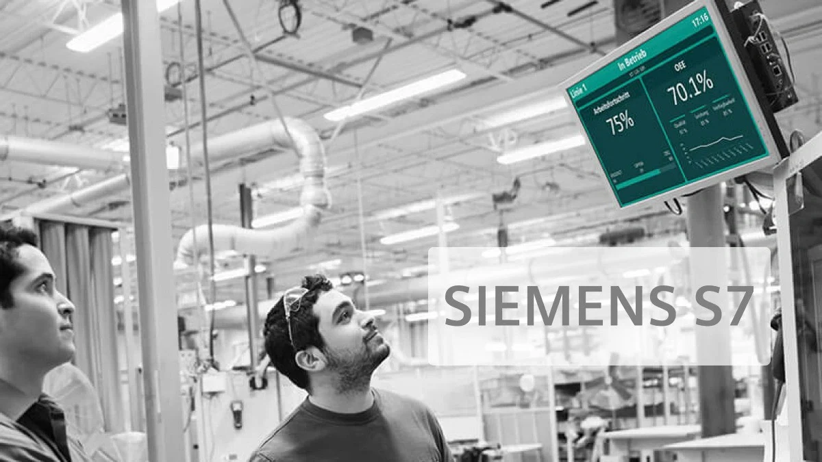 Produktionsmitarbeiter betrachten ein Dashboard mit Echtzeitdaten aus einer Siemens S7 Steuerung – visualisiert mit Peakboard für transparente SPS-Visualisierung.