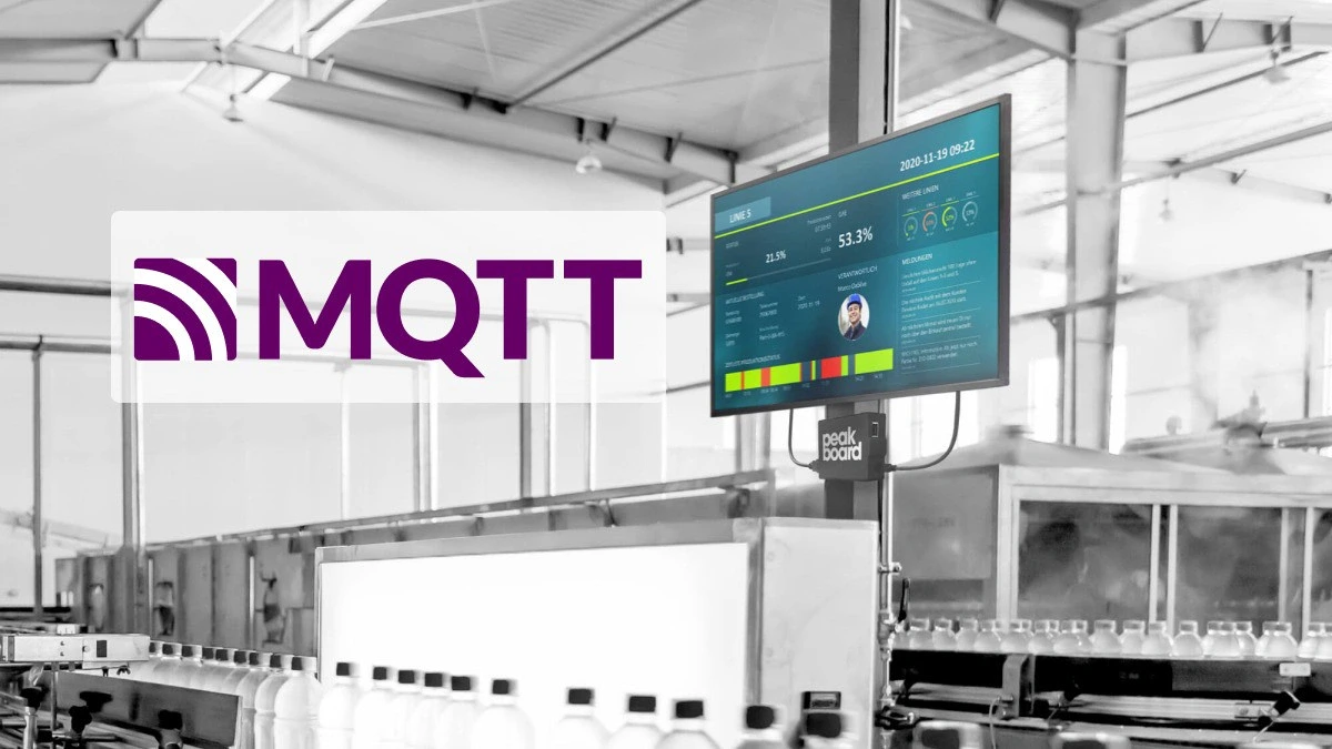 Produktionslinie mit Peakboard Dashboard zur MQTT-Datenvisualisierung – Echtzeit-Anzeige von KPIs, Status und Meldungen direkt über MQTT-Protokoll.