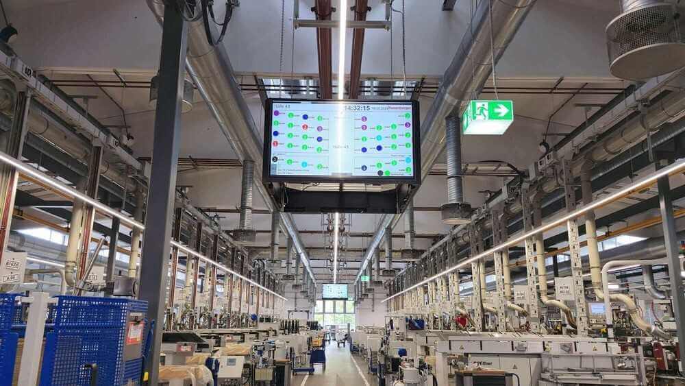  Peakboard bei Rosenberger: Transparente Fertigungsüberwachung in Halle 43 – smarte Visualisierung von Status, Verfügbarkeit und Produktionsfortschritt in Echtzeit.