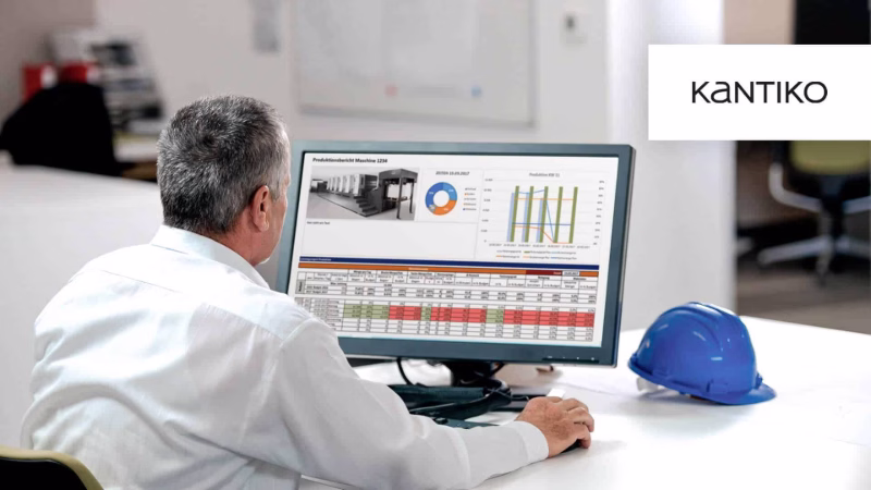 Mitarbeiter analysiert Produktionsdaten am Monitor mit Diagrammen und Tabellen im Produktionscontrolling.