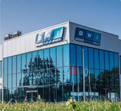 Firmengebäude der BWI Group mit moderner Glasfassade und Unternehmenslogo.