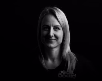 Porträt von Sandra, lächelndes Teammitglied in moderner Büroumgebung