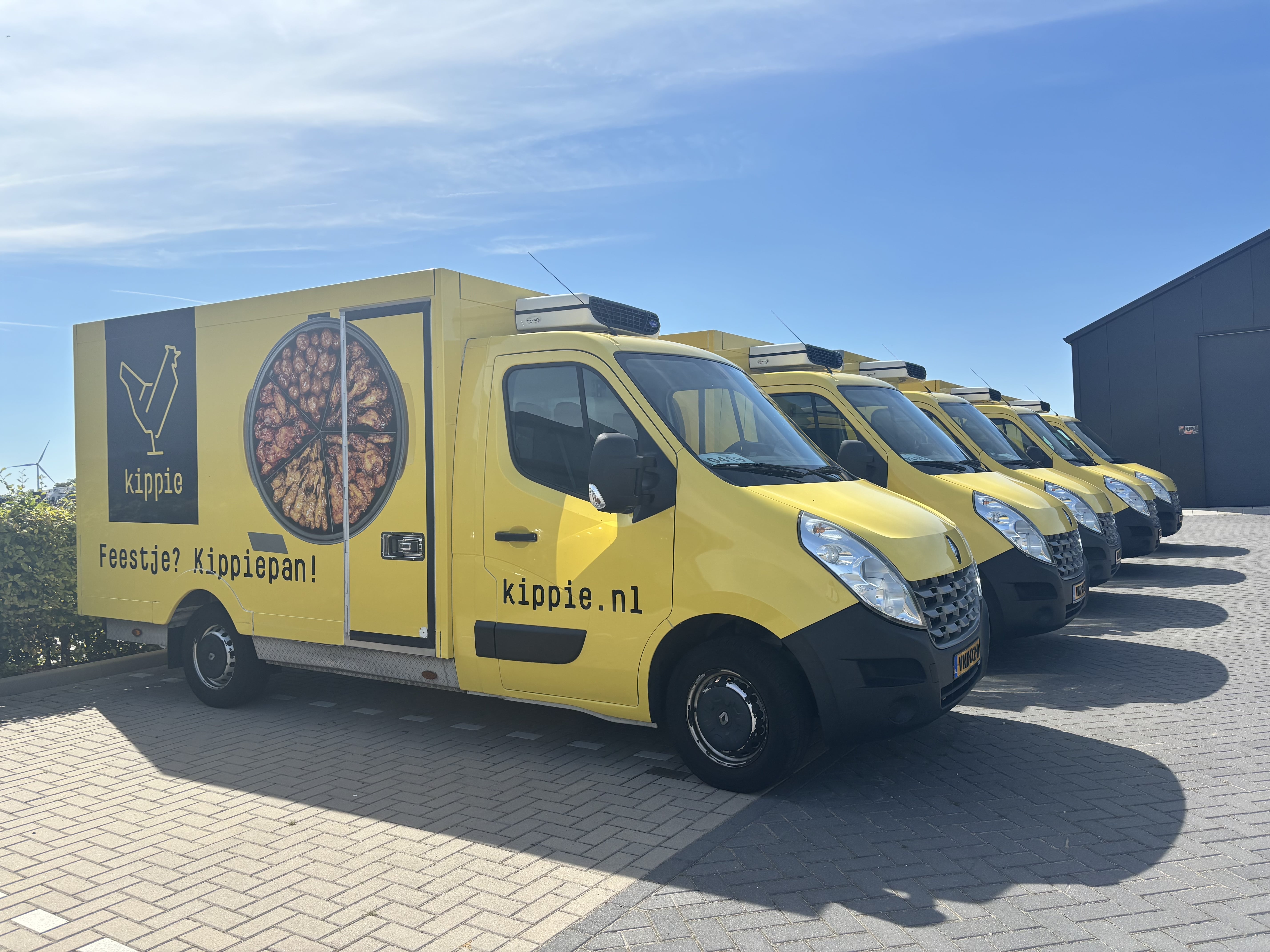 "De herkenbare gele Kippie-busjes waarmee onze zaterdag bezorgers op pad gaan.