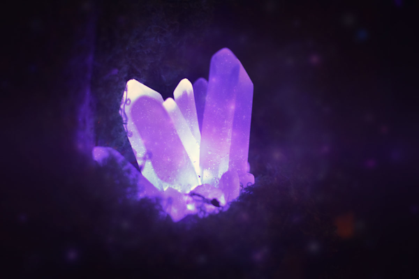 Un cristal émanent d’une lueur violette magique