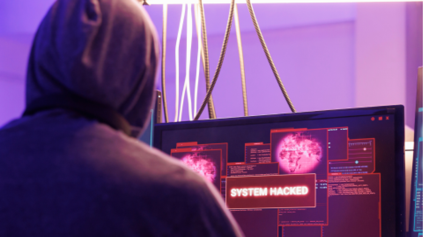 hacker che sta al pc