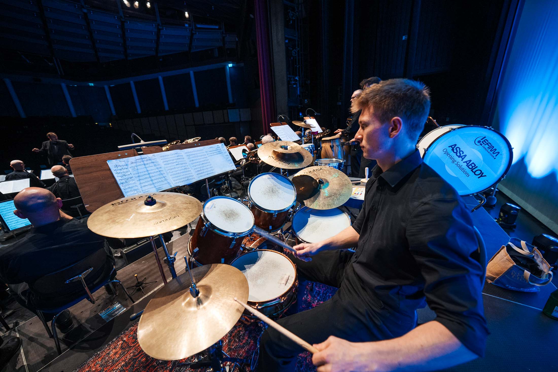 Ein Schlagzeuger von der Seite.