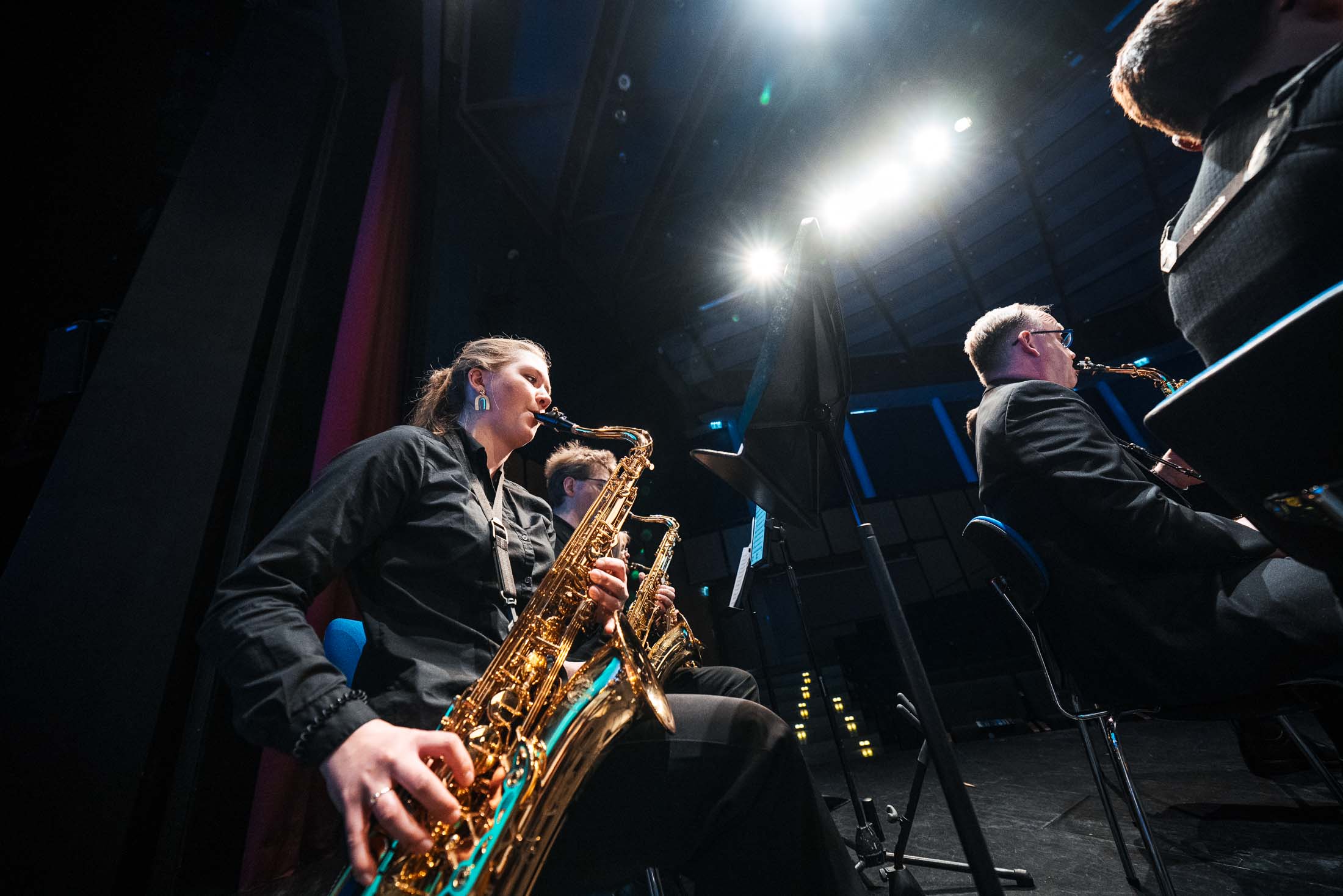 Eine Saxophon spielende Frau. Fotografiert von Schräg unten.