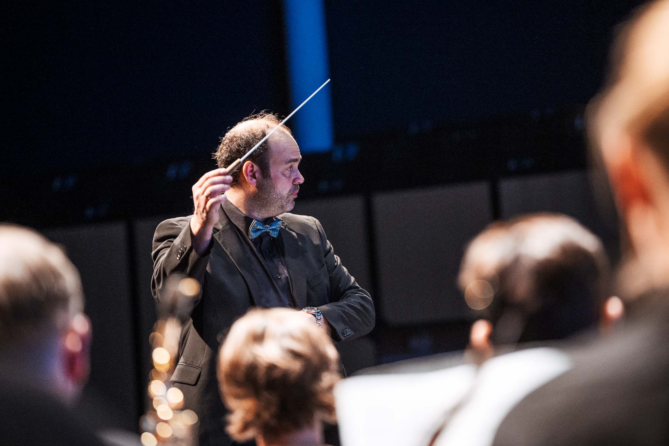 Der Dirigent des Orchesters im Fokus.