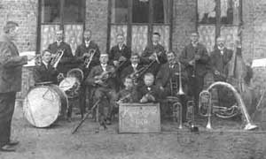 Ein altes Gruppenfoto aus 1910 in schwarz-weiß.