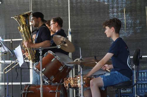 junger Schlagzeuger beim Konzert auf dem Dorffest
