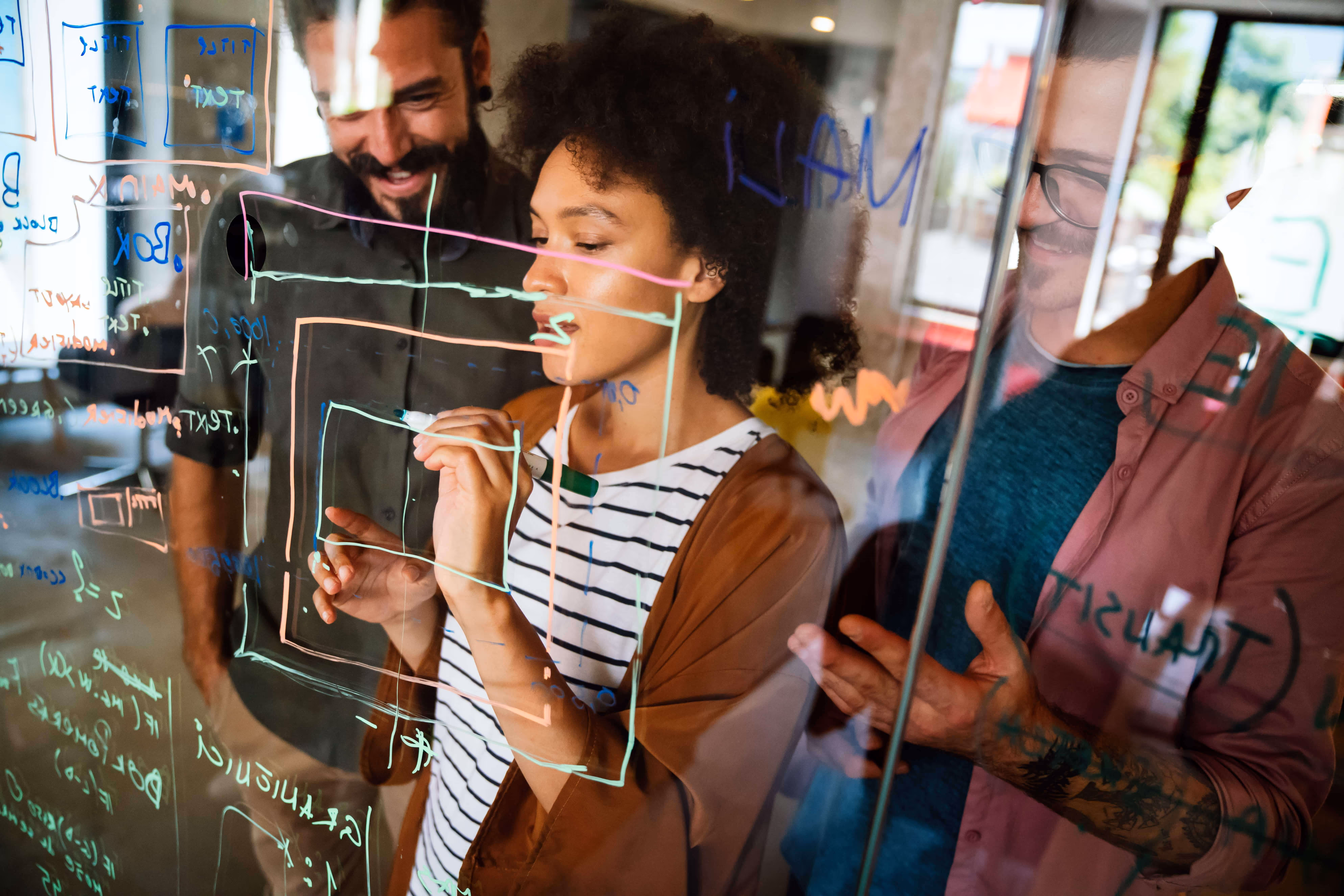 Entwicklerteam arbeitet fokussiert am Projekt im Lean Sherpas Umfeld
