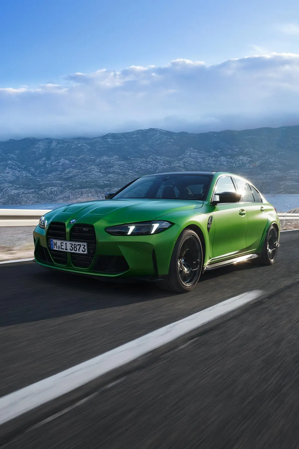 Auffälliger grüner BMW M3 auf einer kurvigen Bergstraße – pure Fahrdynamik bei MOTORHEIMAT Wagner-Schwarz in Kirchseeon, Traunstein, Altenmarkt, Wasserburg und Oberhaching