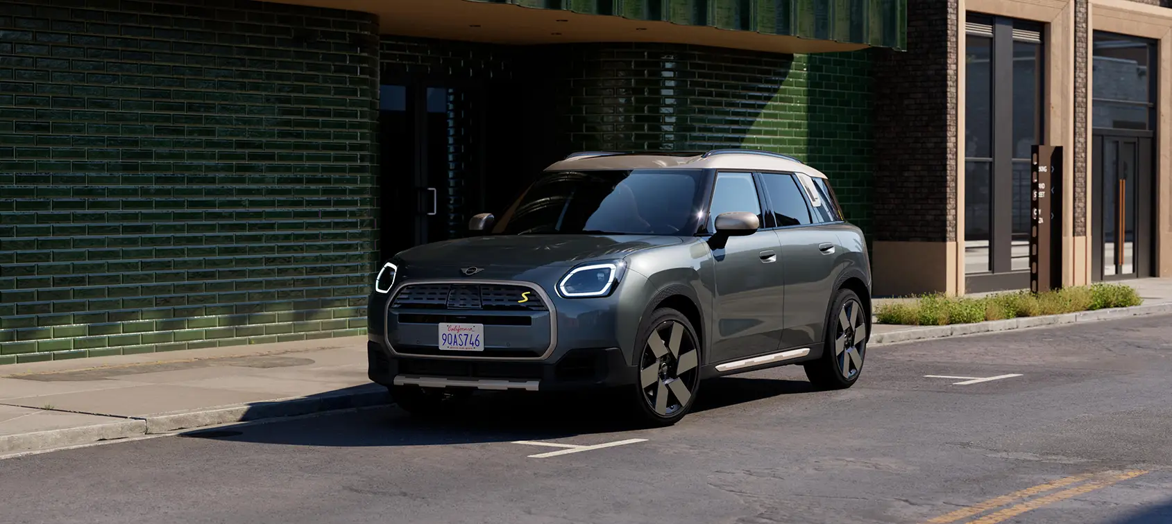 MINI Countryman E in Grau vor moderner Fassade – MOTORHEIMAT Wagner-Schwarz in Kirchseeon, Traunstein, Altenmarkt, Wasserburg und Oberhaching