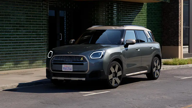 MINI Countryman E in Grau vor moderner Fassade – MOTORHEIMAT Wagner-Schwarz in Kirchseeon, Traunstein, Altenmarkt, Wasserburg und Oberhaching