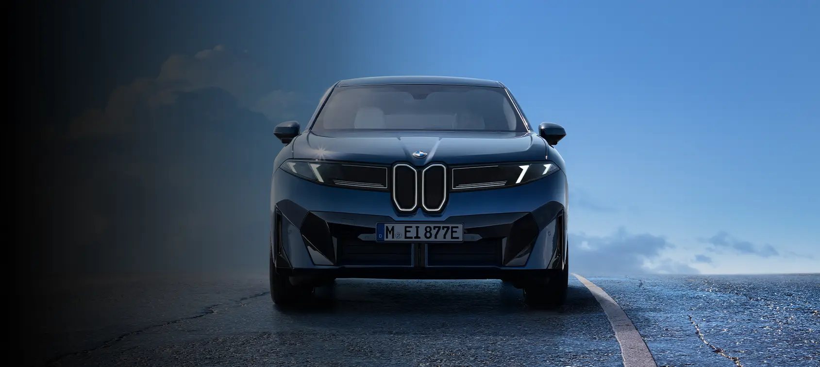 Ozeanblauer BMW iX3 vor blauem Himmel – MOTORHEIMAT Wagner-Schwarz in Kirchseeon, Traunstein, Altenmarkt, Wasserburg und Oberhaching