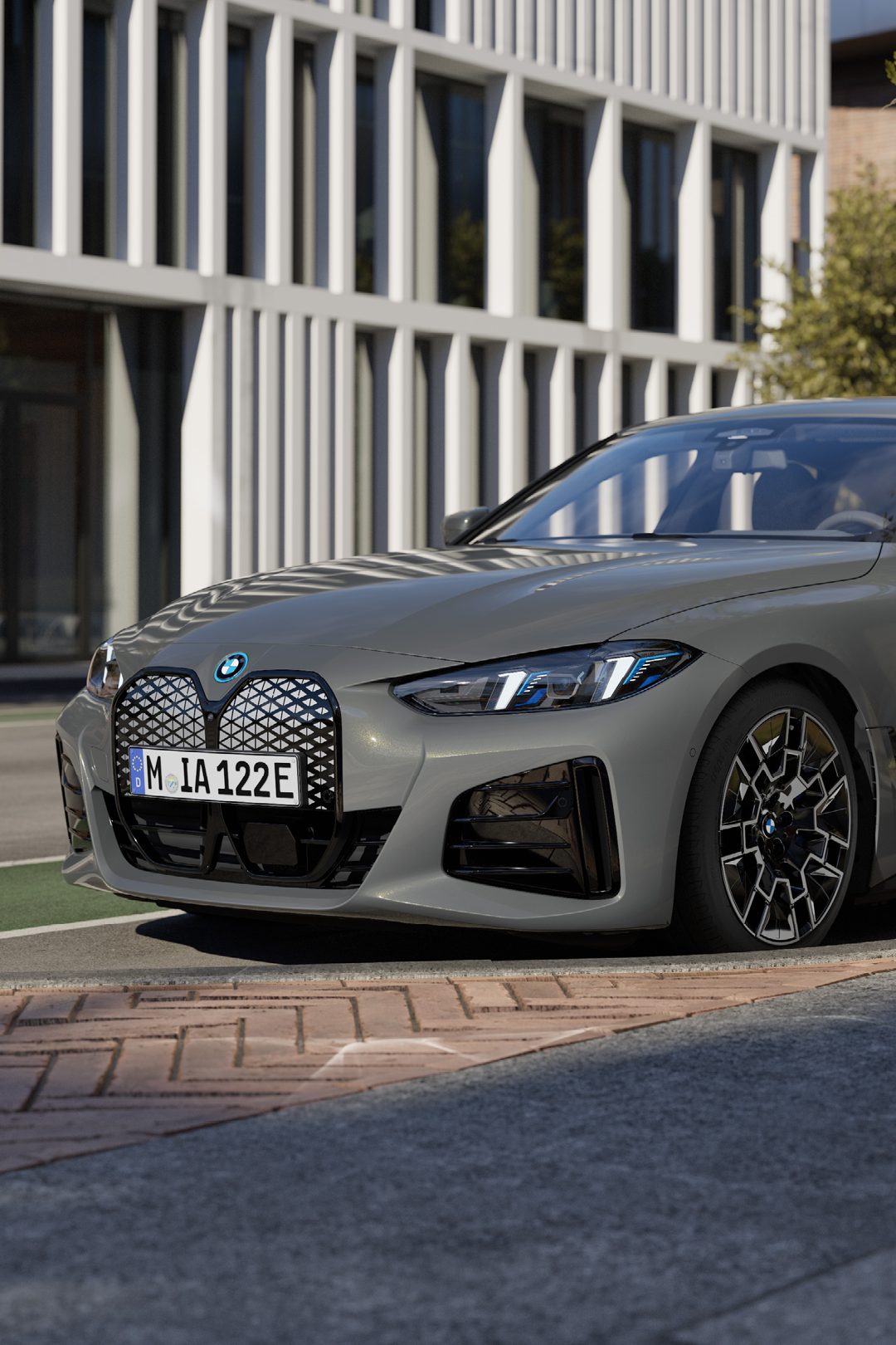 Grauer BMW i4 steht an der Ladesäule vor modernem Hintergrund – MOTORHEIMAT Wagner-Schwarz in Kirchseeon, Traunstein, Altenmarkt, Wasserburg und Oberhaching