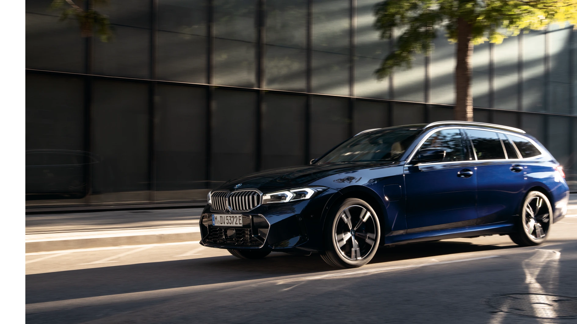 Blauer BMW 3er Touring Plug-in-Hybrid beim Ladevorgang an einer öffentlichen Ladesäule – MOTORHEIMAT Wagner-Schwarz in Kirchseeon, Traunstein, Altenmarkt, Wasserburg und Oberhaching