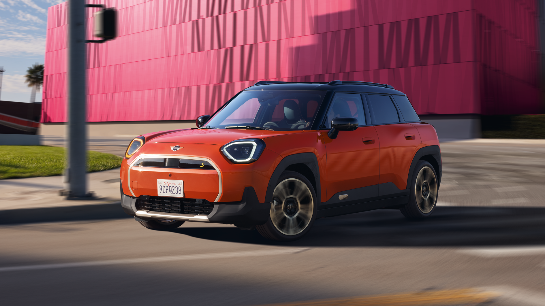 MINI Aceman E in Blau fährt durch die Stadt – MOTORHEIMAT Wagner-Schwarz in Kirchseeon, Traunstein, Altenmarkt, Wasserburg und Oberhaching