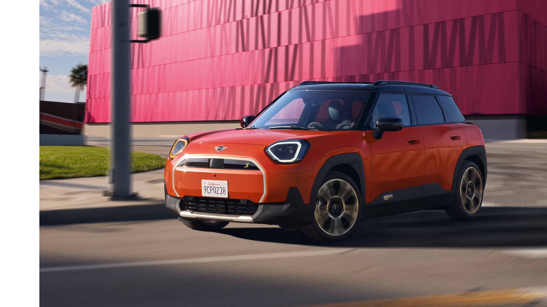 MINI Aceman E in Blau fährt durch die Stadt – MOTORHEIMAT Wagner-Schwarz in Kirchseeon, Traunstein, Altenmarkt, Wasserburg und Oberhaching