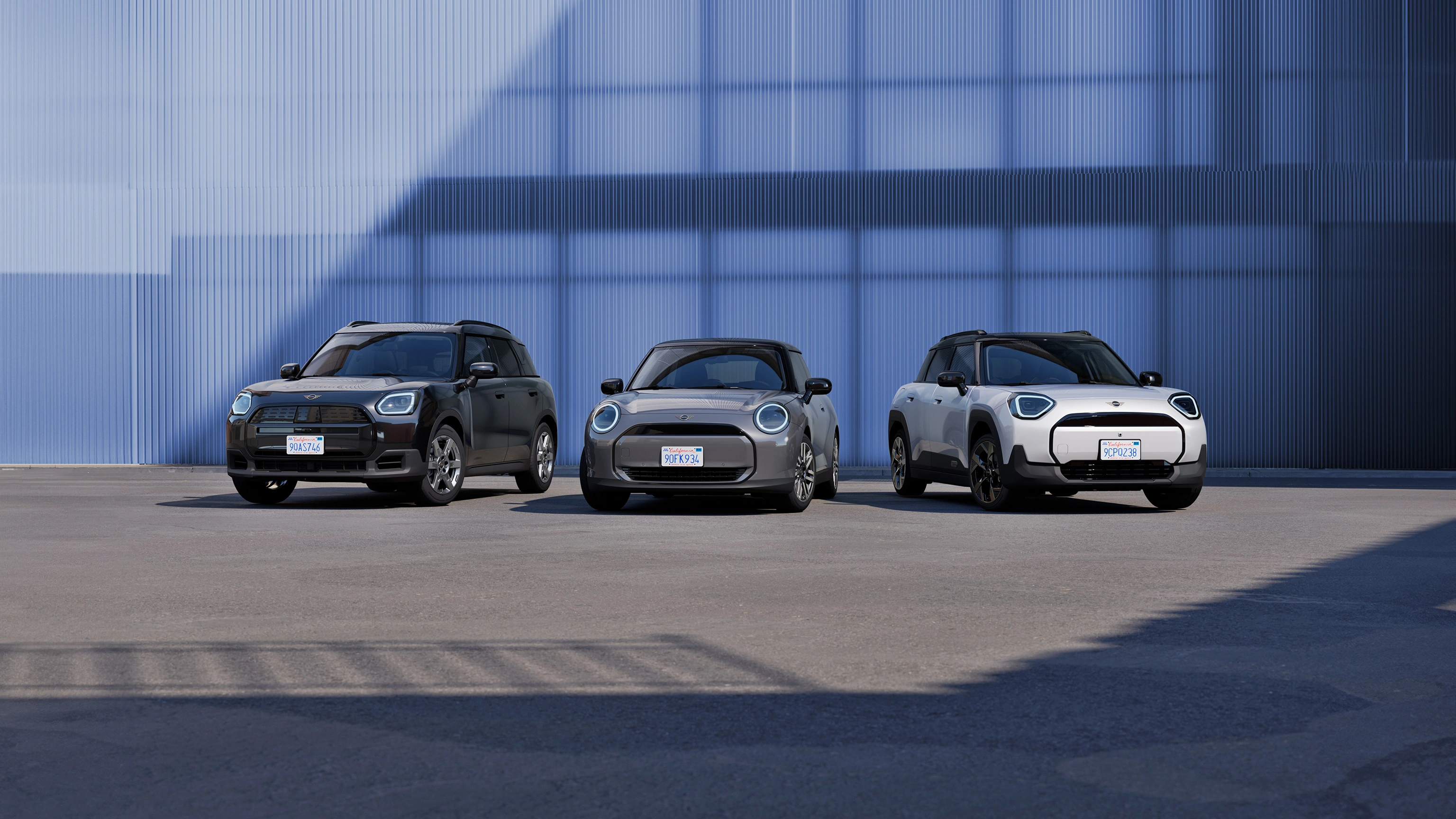 MINI Flotte für Gewerbekunden vor blauer Wand – in der MOTORHEIMAT Wagner-Schwarz in Kirchseeon, Traunstein, Altenmarkt, Wasserburg und Oberhaching