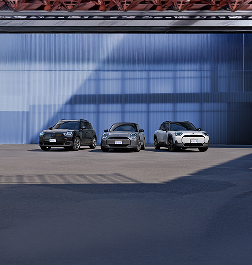 MINI Flotte für Gewerbekunden vor blauer Wand – in der MOTORHEIMAT Wagner-Schwarz in Kirchseeon, Traunstein, Altenmarkt, Wasserburg und Oberhaching