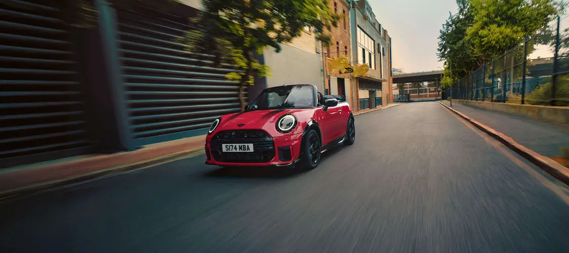 Rotes MINI Cabrio in der Stadt – MOTORHEIMAT Wagner-Schwarz in Kirchseeon, Traunstein, Altenmarkt, Wasserburg und Oberhaching