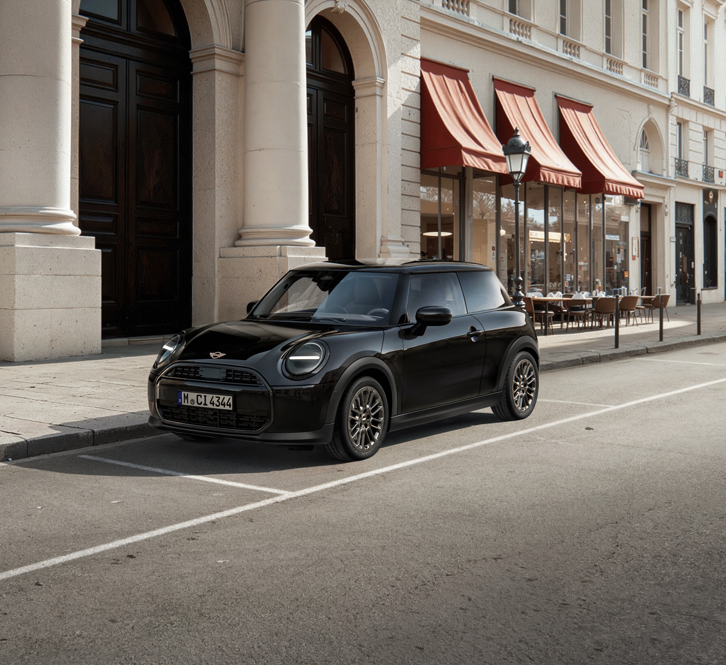 Schwarzer MINI Cooper in einer Stadtpassage – in der MOTORHEIMAT Wagner-Schwarz in Kirchseeon, Traunstein, Altenmarkt, Wasserburg und Oberhaching