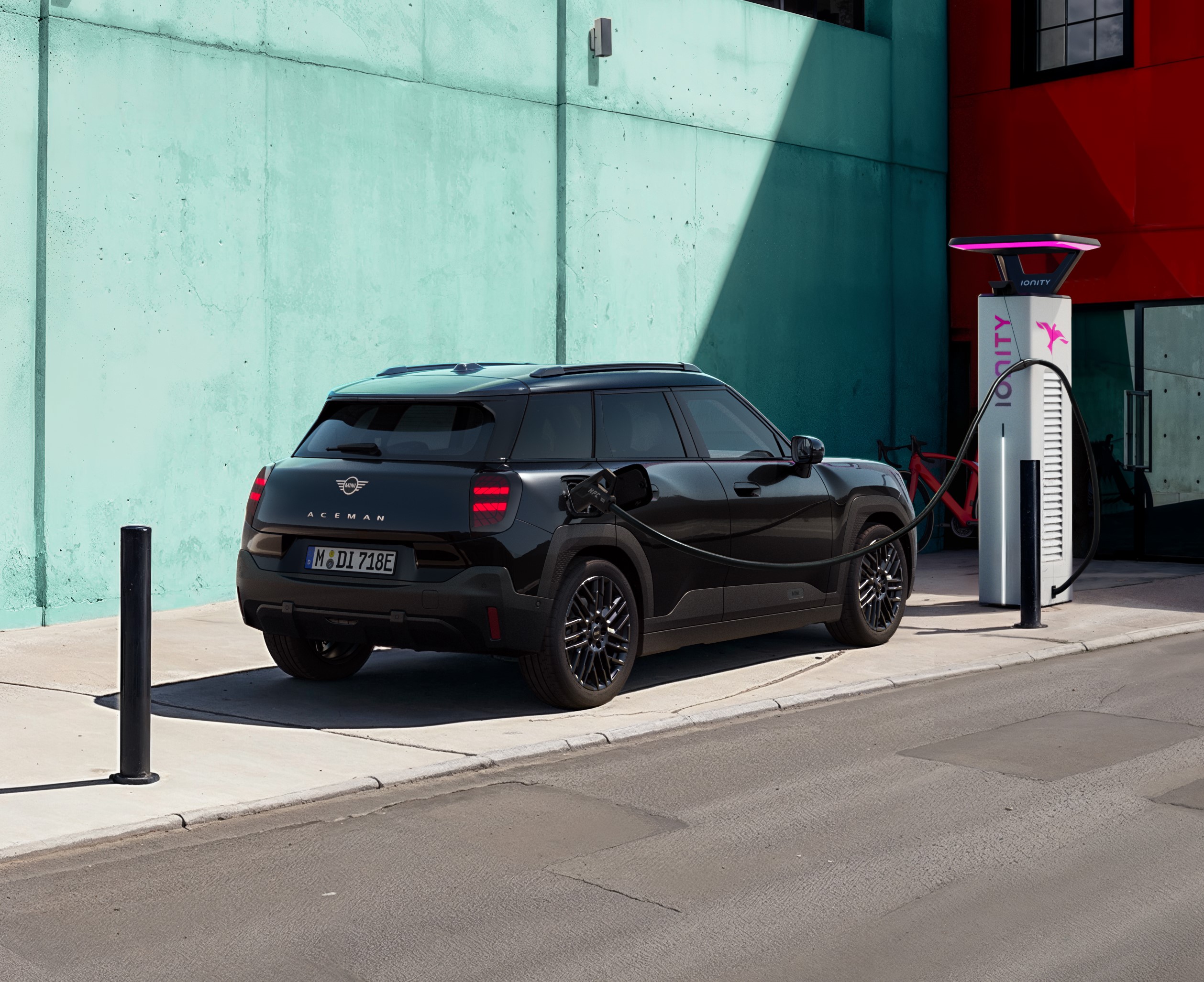 MINI Aceman E in schwarz fährt durch die Stadt – MOTORHEIMAT Wagner-Schwarz in Kirchseeon, Traunstein, Altenmarkt, Wasserburg und Oberhaching