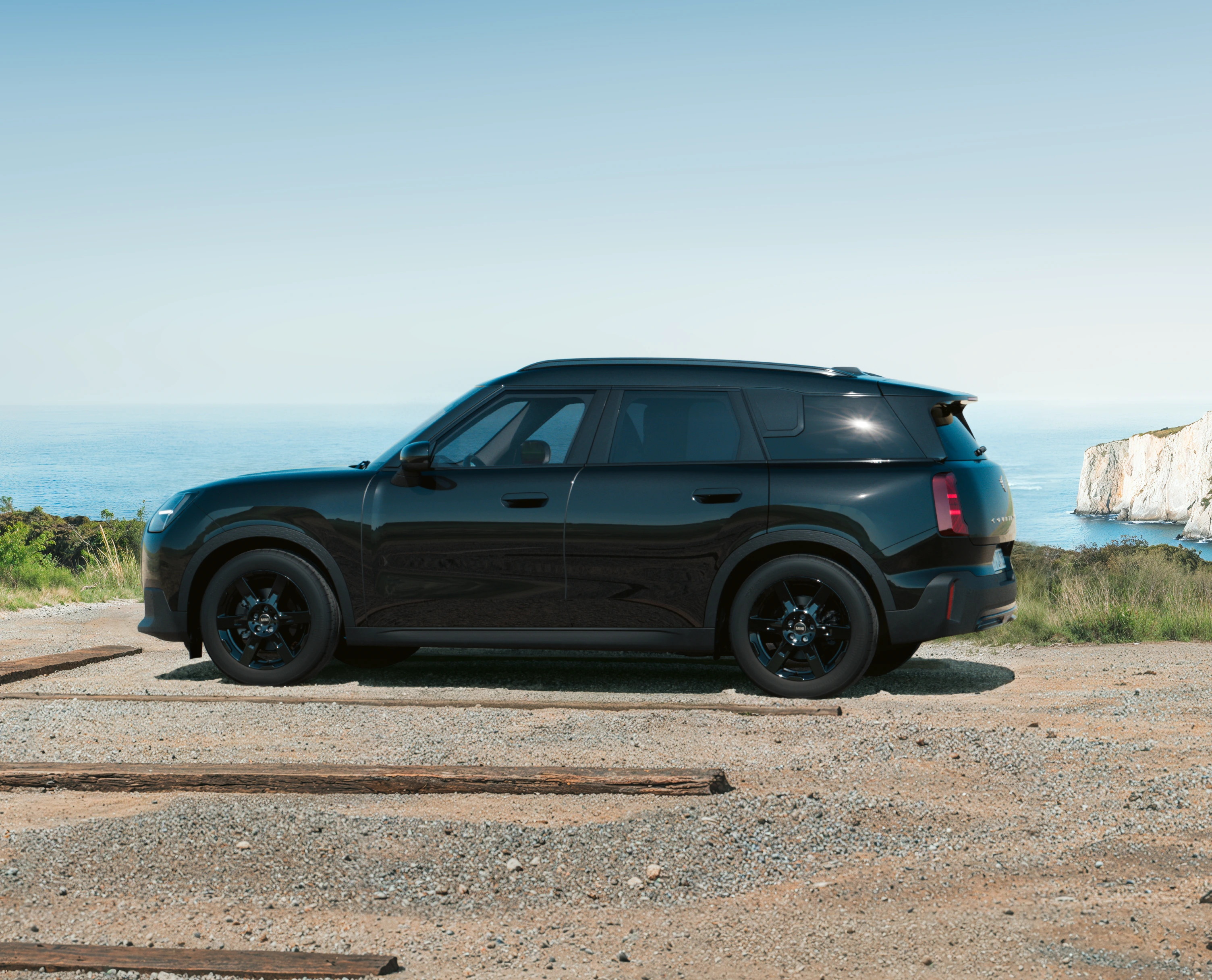 MINI Flotte für Gewerbekunden vor blauer Wand – in der MOTORHEIMAT Wagner-Schwarz in Kirchseeon, Traunstein, Altenmarkt, Wasserburg und Oberhaching