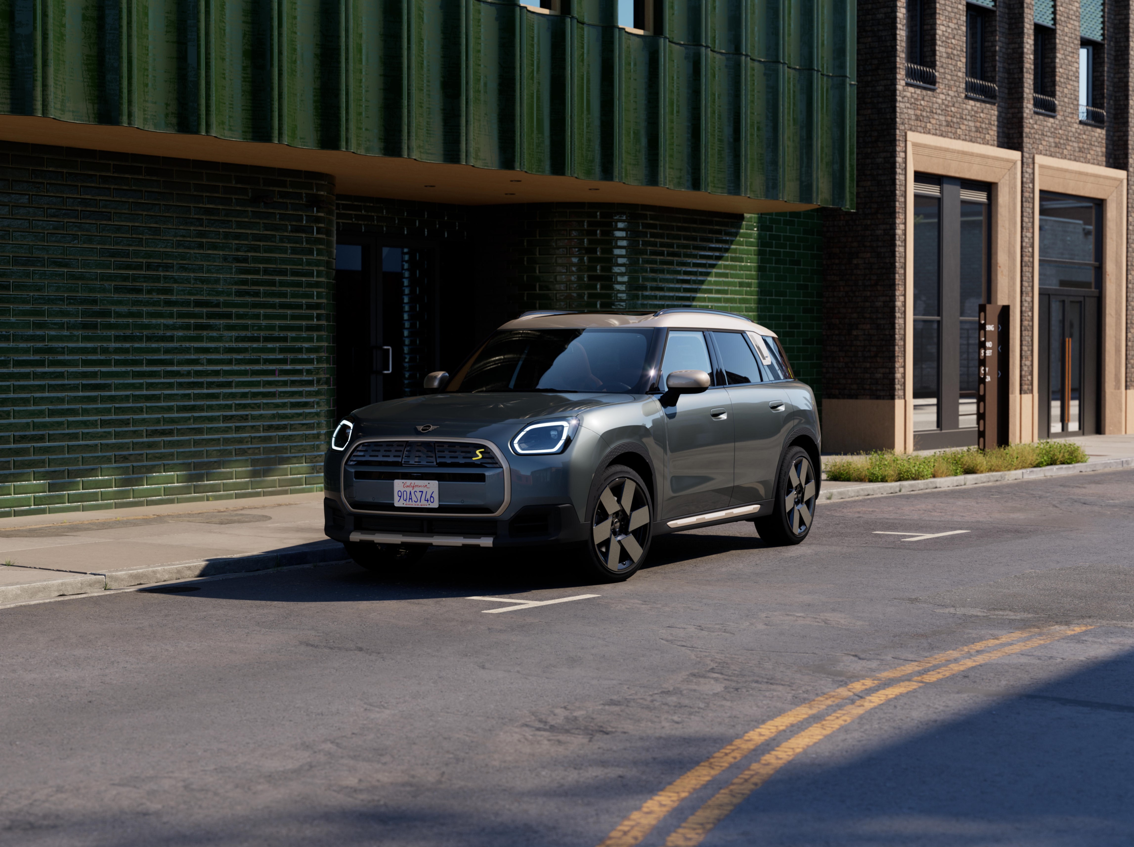 MINI Countryman stilvoll geparkt auf einer Straße – in der MOTORHEIMAT Wagner-Schwarz in Kirchseeon, Traunstein, Altenmarkt, Wasserburg und Oberhaching