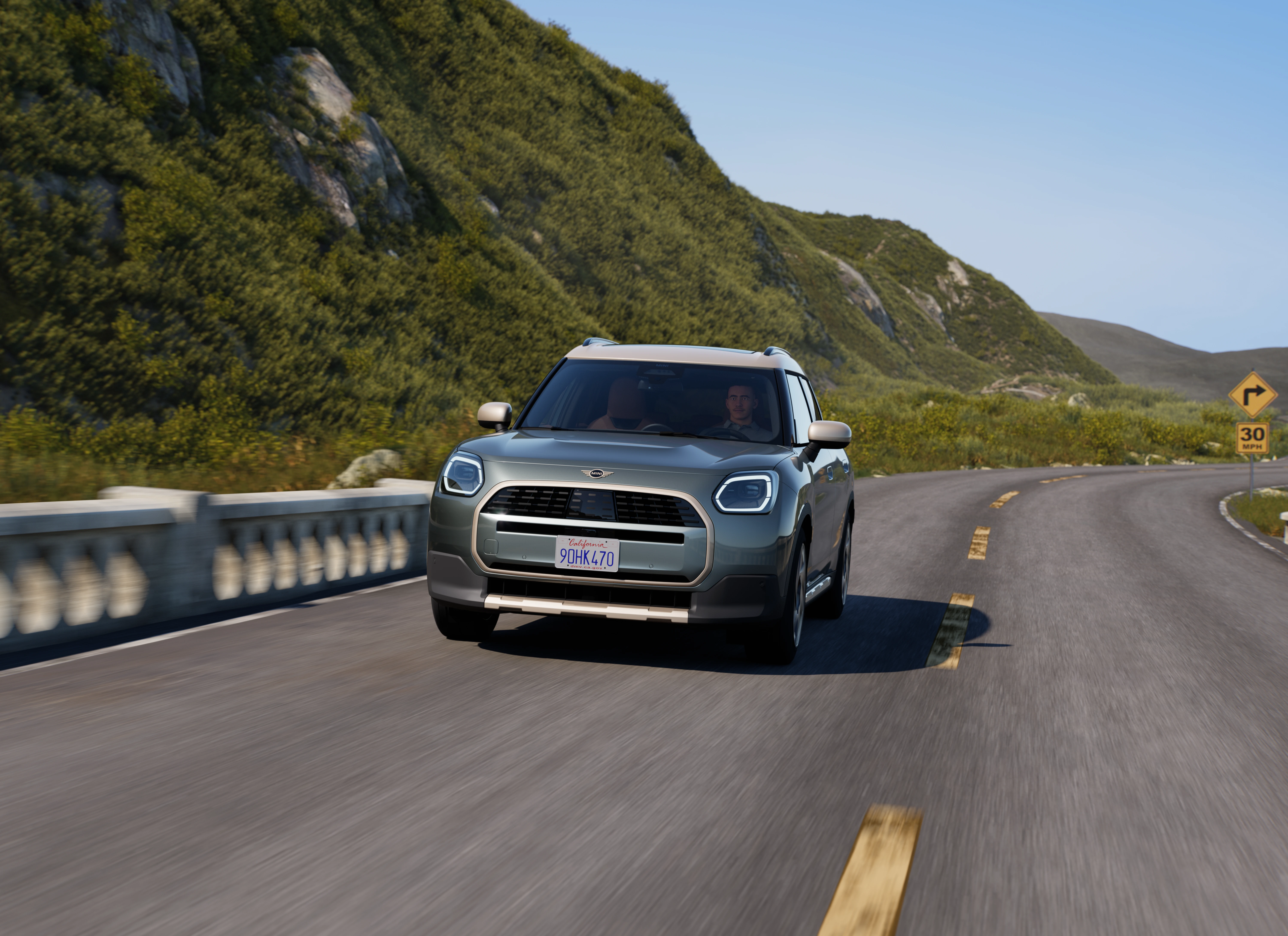 MINI Countryman C fährt dynamisch auf einer Landstraße – in der MOTORHEIMAT Wagner-Schwarz in Kirchseeon, Traunstein, Altenmarkt, Wasserburg und Oberhaching