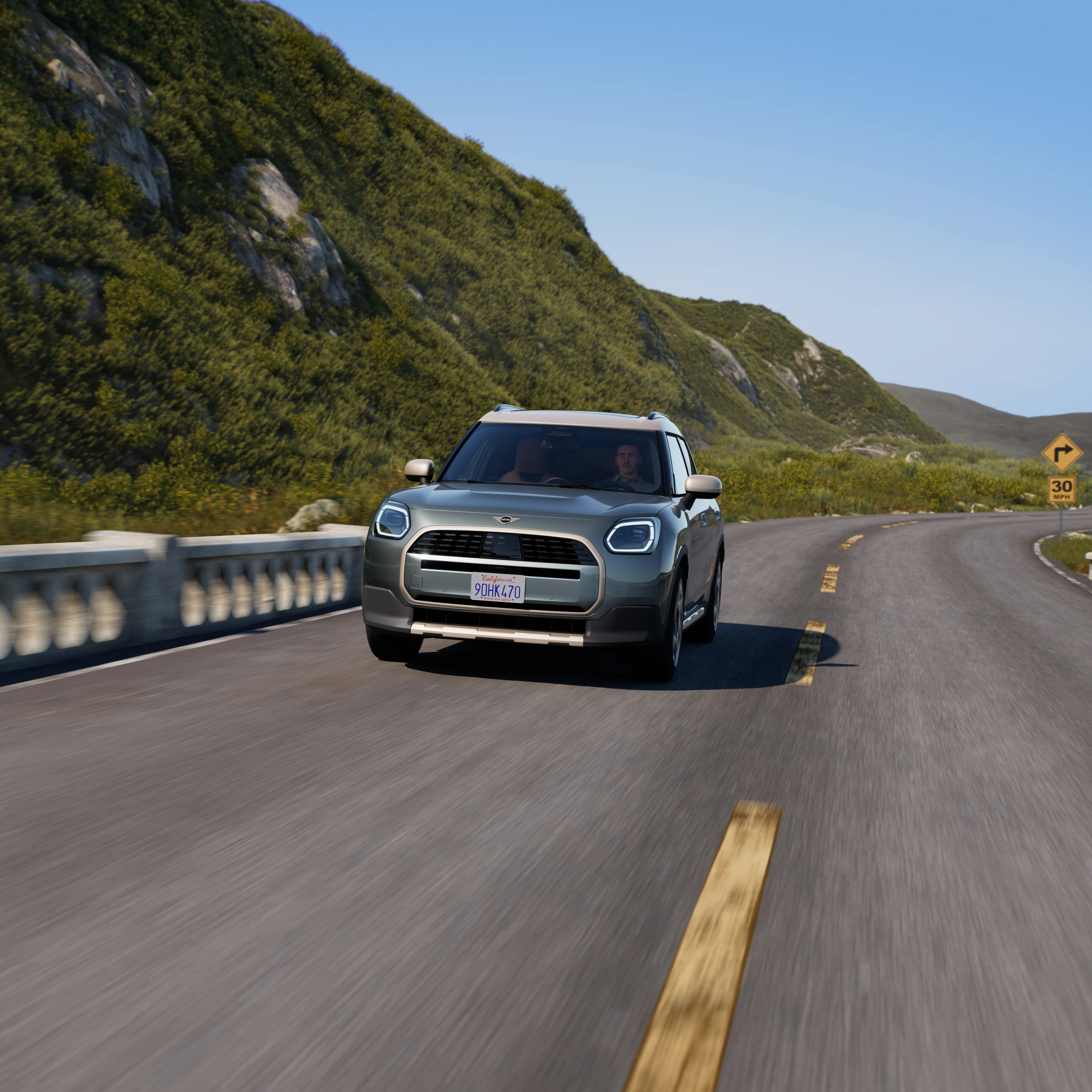 MINI Countryman C fährt dynamisch auf einer Landstraße – in der MOTORHEIMAT Wagner-Schwarz in Kirchseeon, Traunstein, Altenmarkt, Wasserburg und Oberhaching