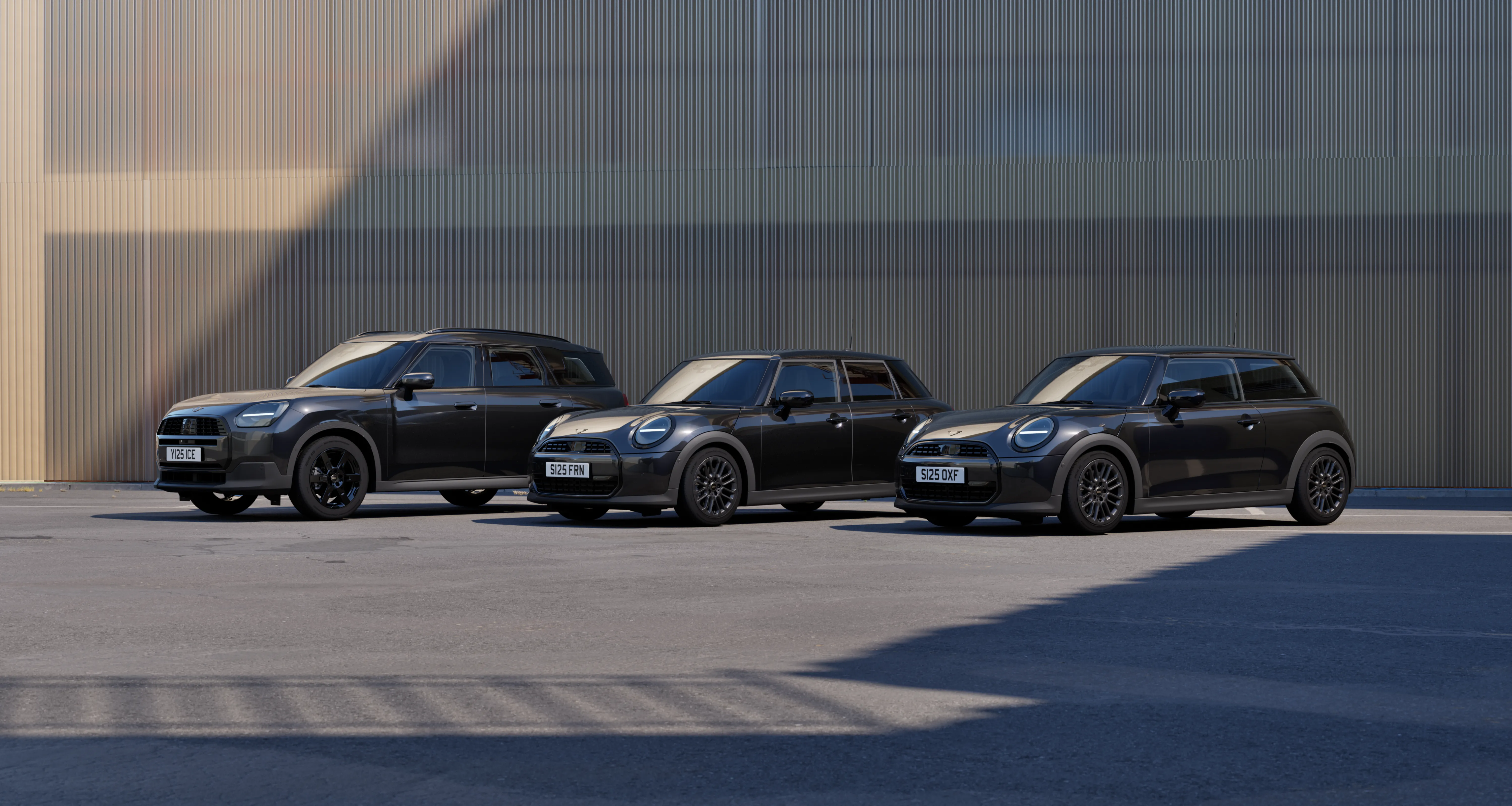 Schwarze MINI Flotte vor einer grauen Wand– in der MOTORHEIMAT Wagner-Schwarz in Kirchseeon, Traunstein, Altenmarkt, Wasserburg und Oberhaching