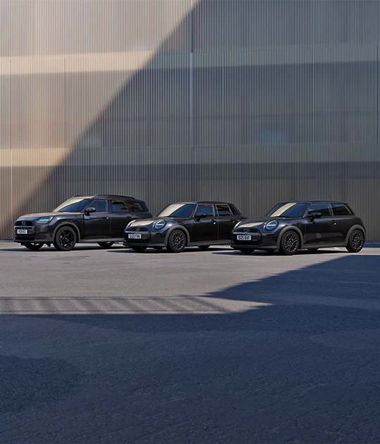 Schwarze MINI Flotte vor einer grauen Wand– in der MOTORHEIMAT Wagner-Schwarz in Kirchseeon, Traunstein, Altenmarkt, Wasserburg und Oberhaching