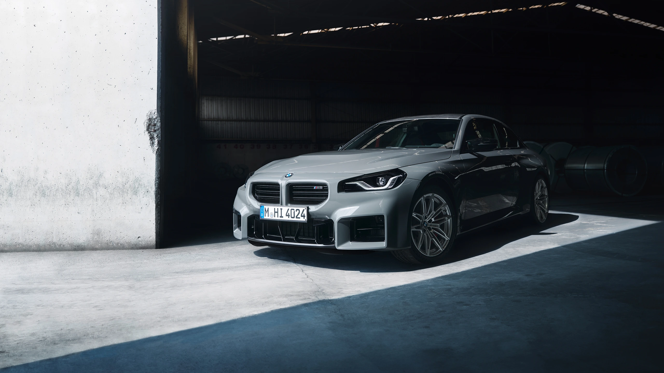 Grauer BMW M2 geparkt in einer schattigen Location – pure Fahrdynamik bei MOTORHEIMAT Wagner-Schwarz in Kirchseeon, Traunstein, Altenmarkt, Wasserburg und Oberhaching
