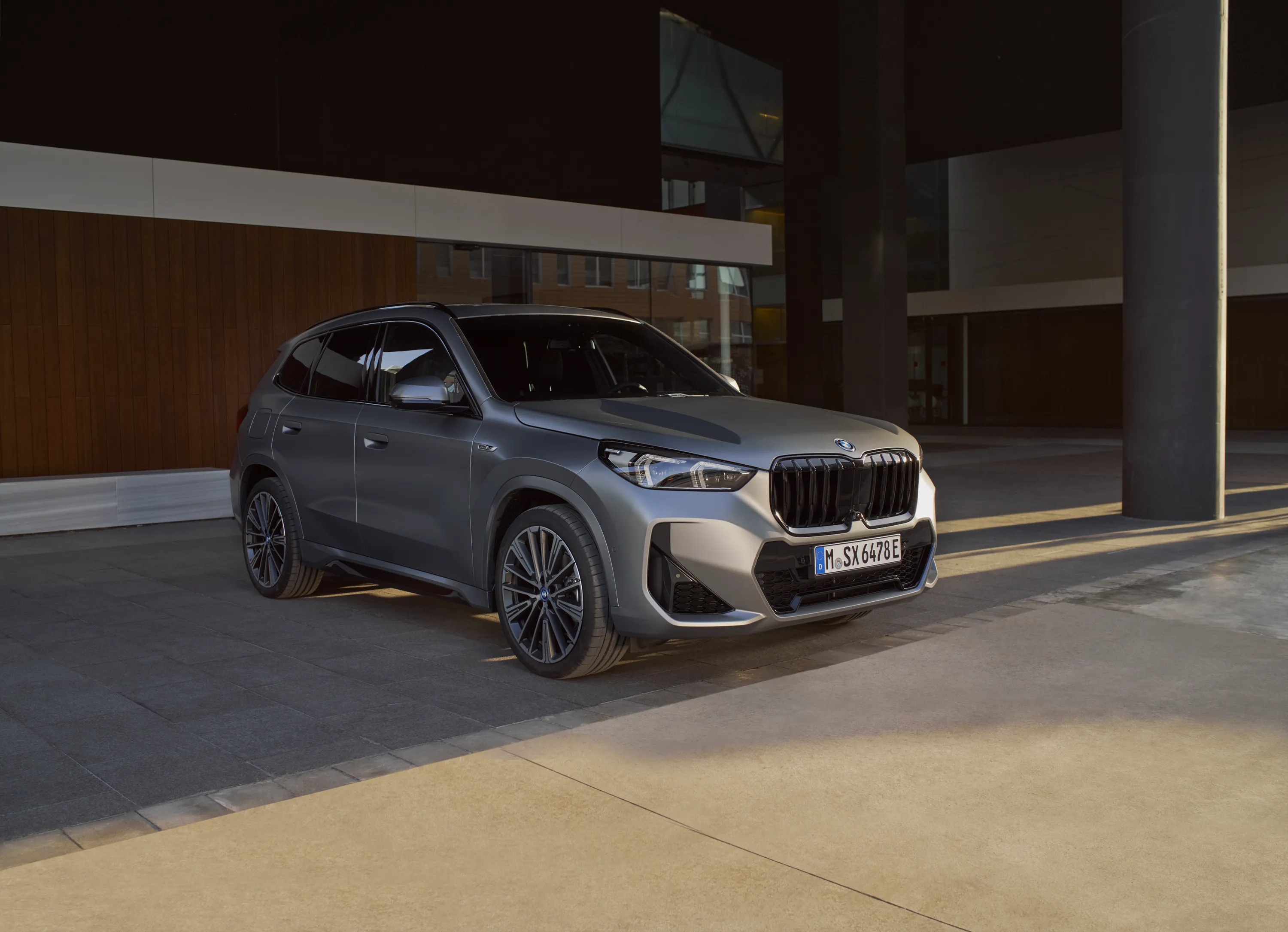 Mattgrauer BMW X1 SUV parkt stilvoll auf dem Asphalt – Fahrspaß und Abenteuer mit MOTORHEIMAT Wagner-Schwarz in Kirchseeon, Traunstein, Altenmarkt, Wasserburg und Oberhaching