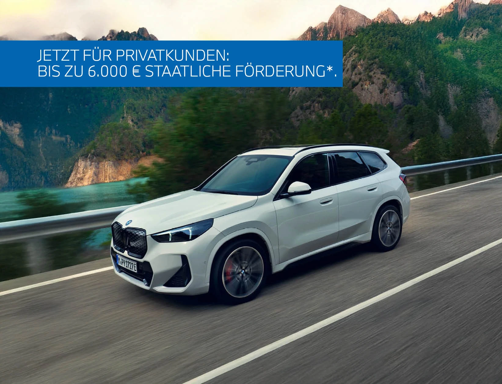 Weißer BMW iX1 SUV fährt dynamisch auf einer Landstraße – MOTORHEIMAT WAGNER-SCHWARZ in Kirchseeon, Traunstein, Altenmarkt, Wasserburg und Oberhaching