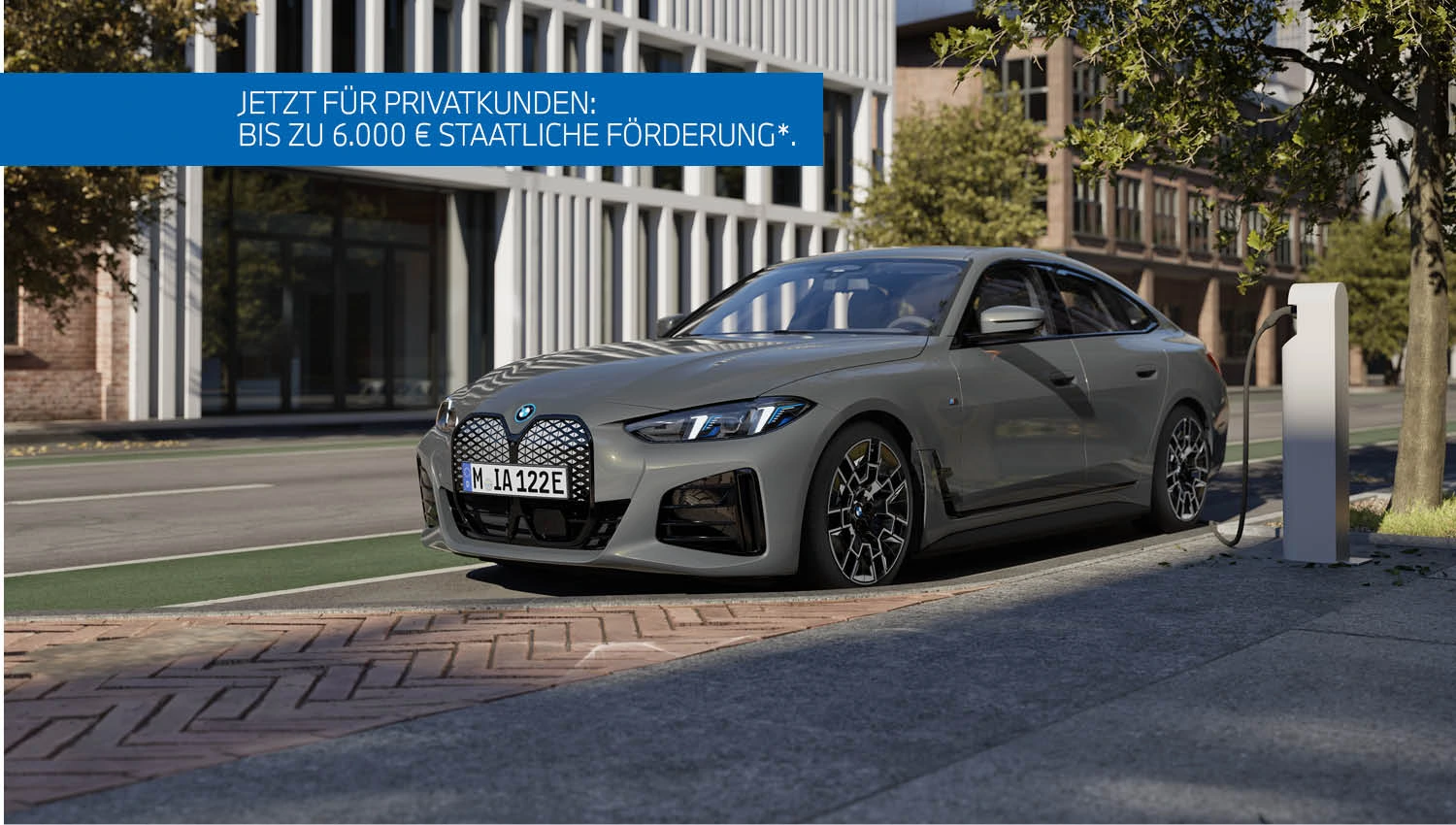 Grauer BMW i4 steht an der Ladesäule vor modernem Hintergrund – MOTORHEIMAT Wagner-Schwarz in Kirchseeon, Traunstein, Altenmarkt, Wasserburg und Oberhaching