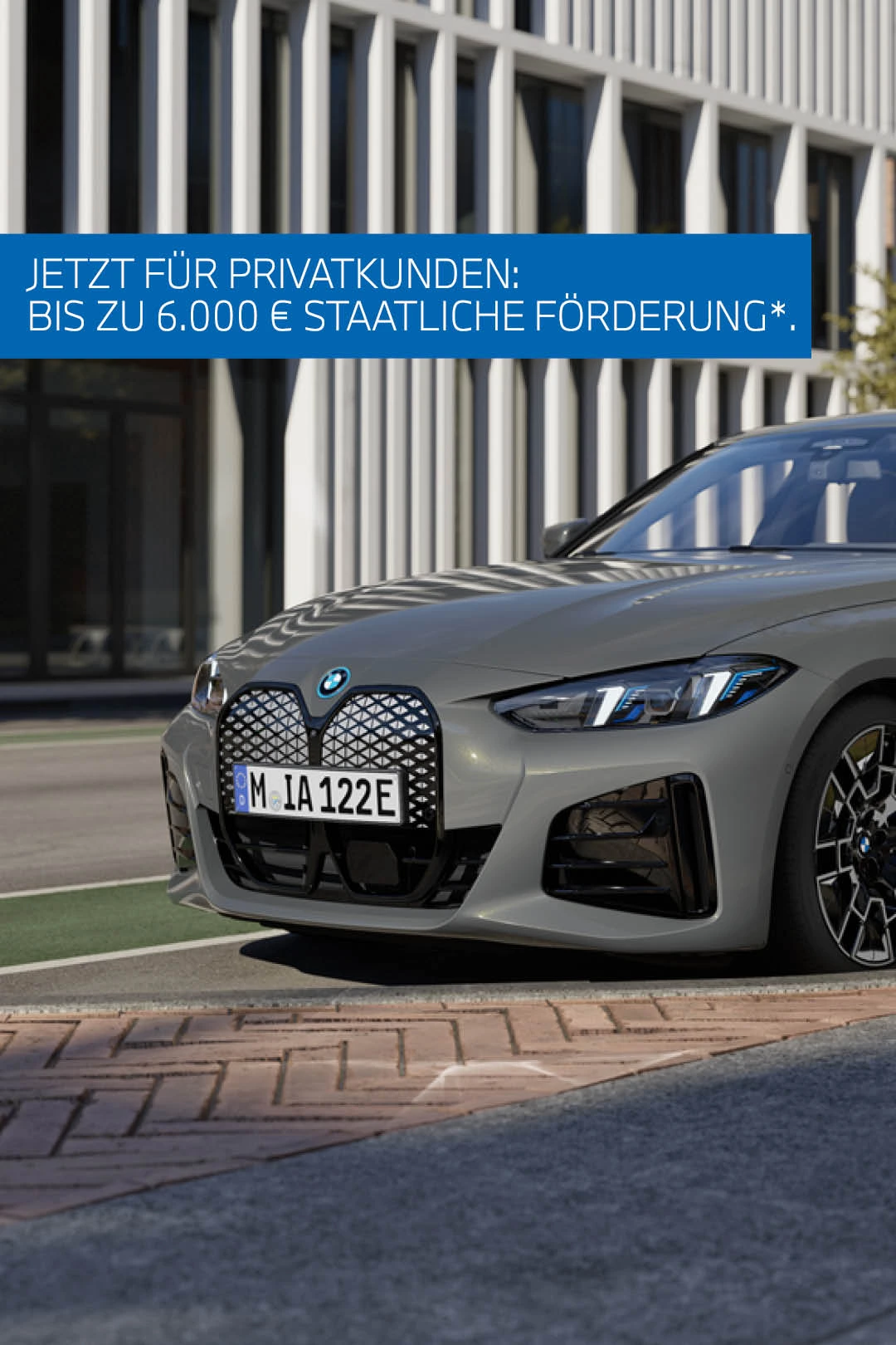 Grauer BMW i4 steht an der Ladesäule vor modernem Hintergrund – MOTORHEIMAT Wagner-Schwarz in Kirchseeon, Traunstein, Altenmarkt, Wasserburg und Oberhaching