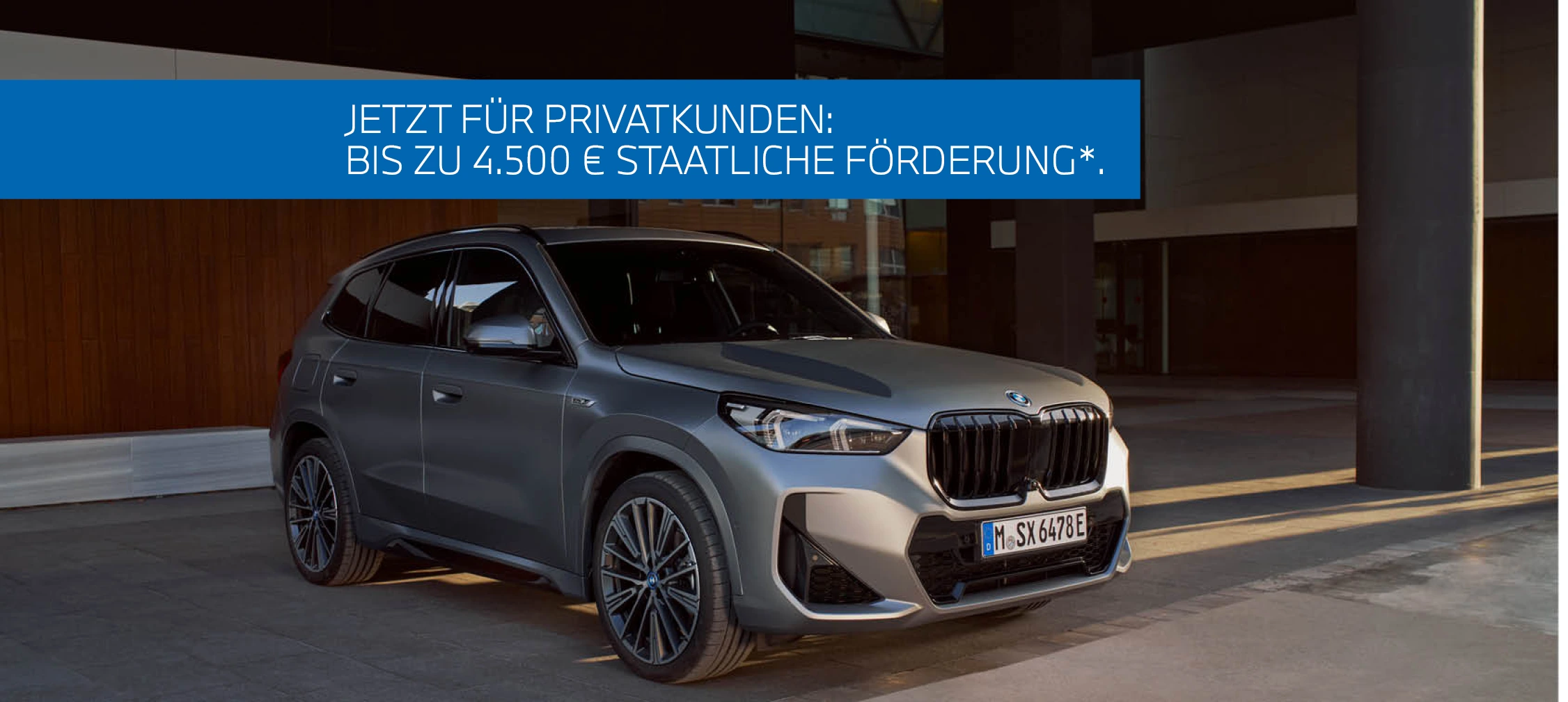 Mattgrauer BMW X1 SUV parkt stilvoll auf dem Asphalt – Fahrspaß und Abenteuer mit MOTORHEIMAT Wagner-Schwarz in Kirchseeon, Traunstein, Altenmarkt, Wasserburg und Oberhaching