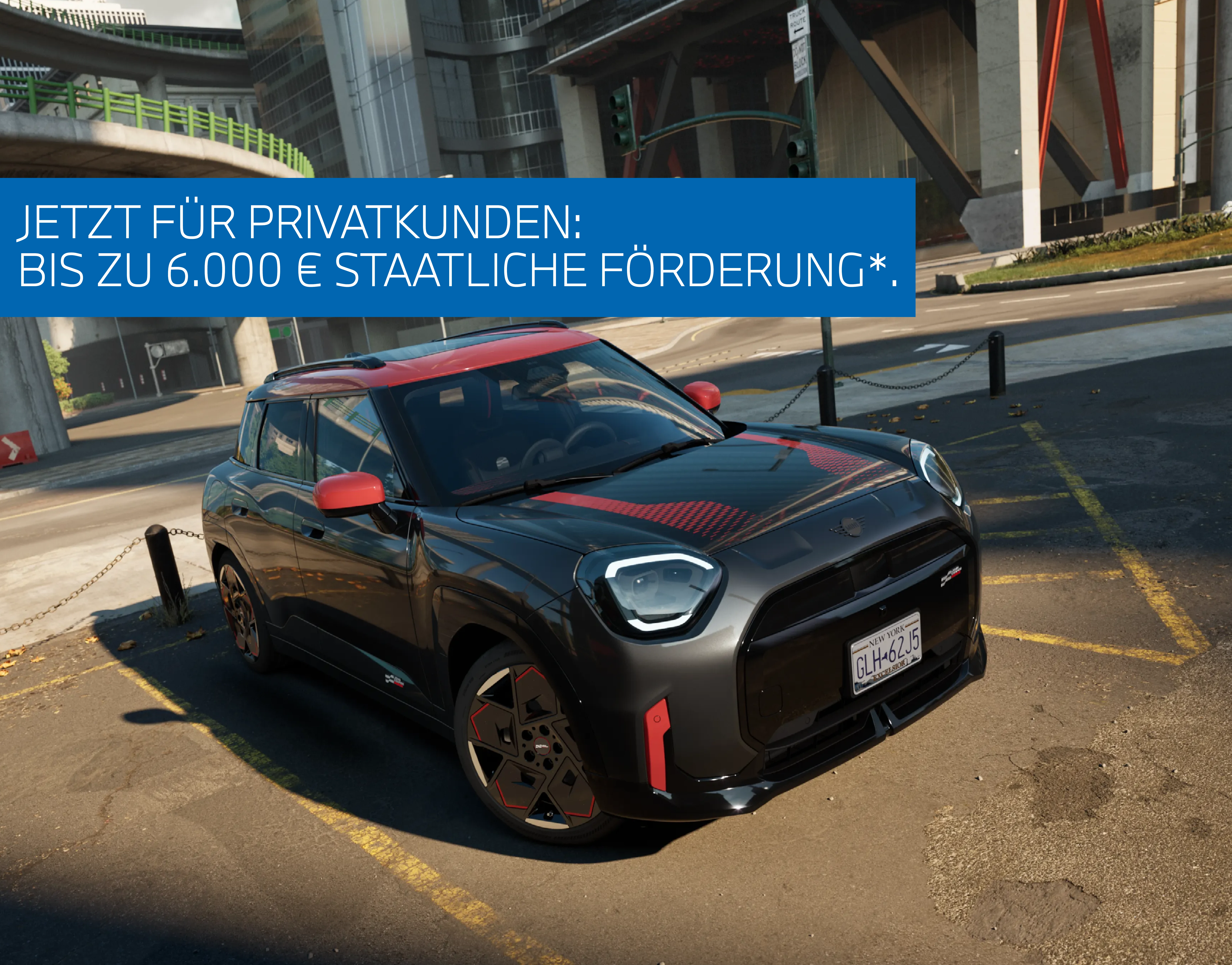 Schwarzer MINI JCW Aceman steht dynamisch auf einem Parkplatz in der Stadt – MOTORHEIMAT Wagner-Schwarz in Kirchseeon, Traunstein, Altenmarkt, Wasserburg und Oberhaching