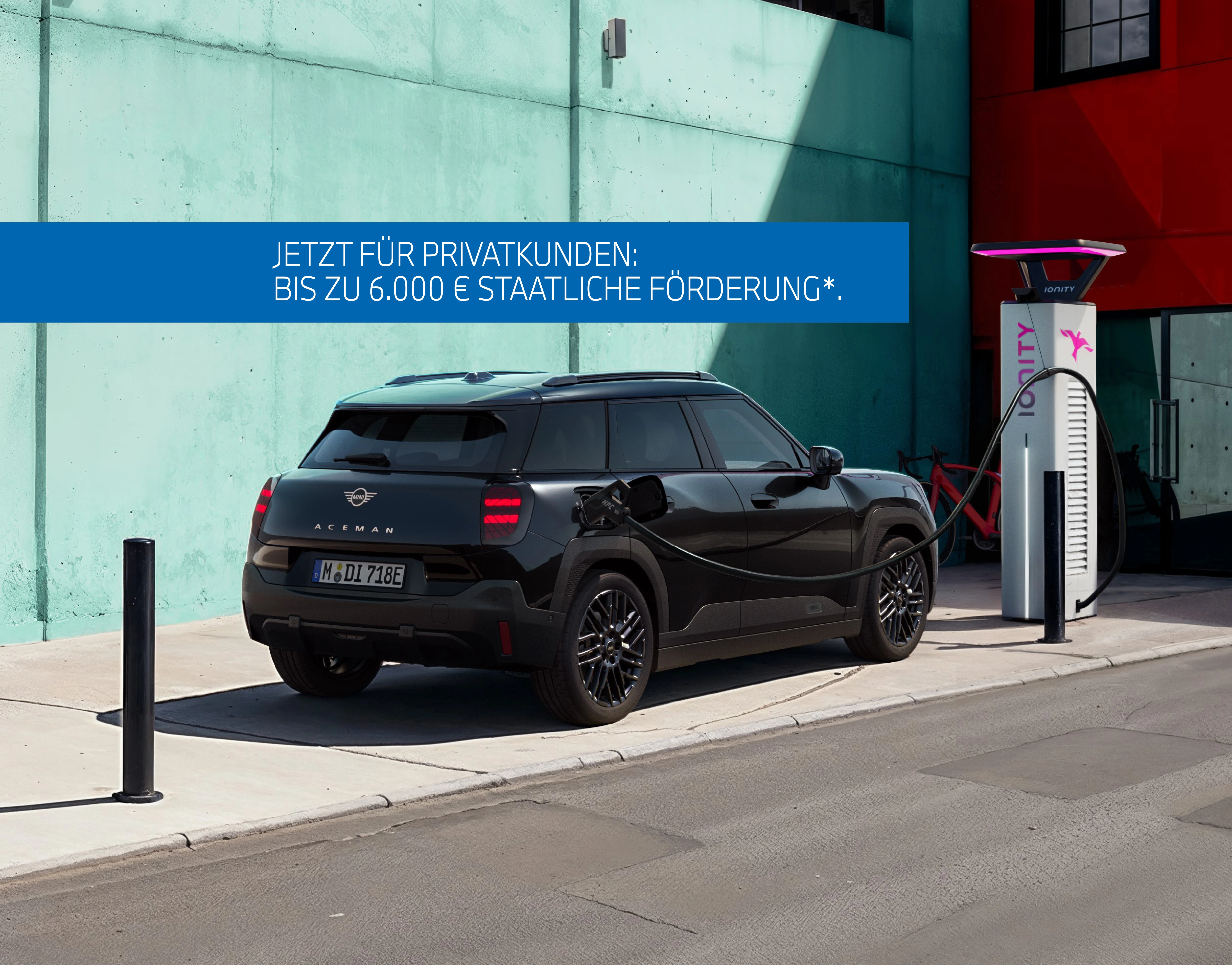 MINI Aceman E in schwarz fährt durch die Stadt – MOTORHEIMAT Wagner-Schwarz in Kirchseeon, Traunstein, Altenmarkt, Wasserburg und Oberhaching