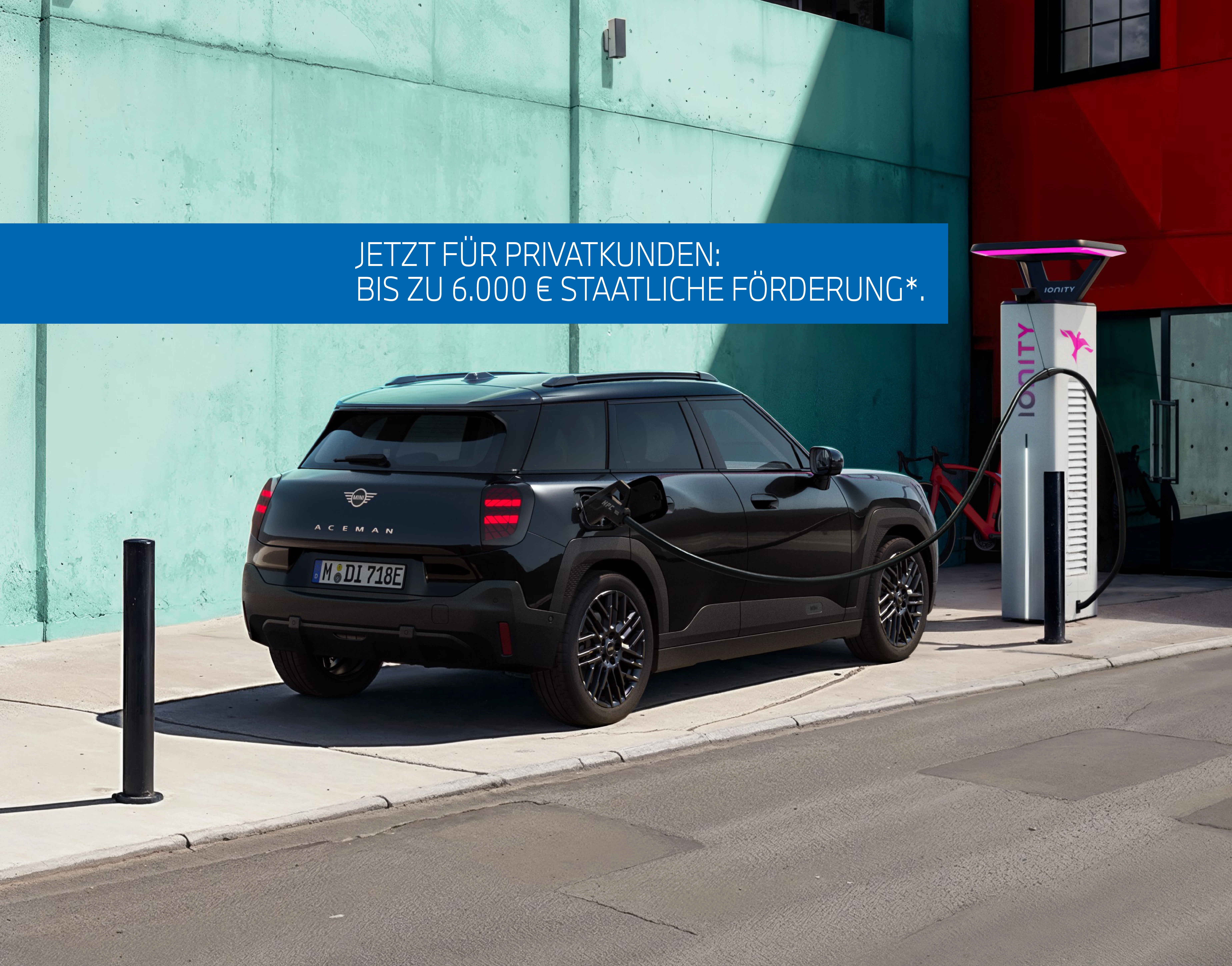 MINI Aceman E in schwarz fährt durch die Stadt – MOTORHEIMAT Wagner-Schwarz in Kirchseeon, Traunstein, Altenmarkt, Wasserburg und Oberhaching