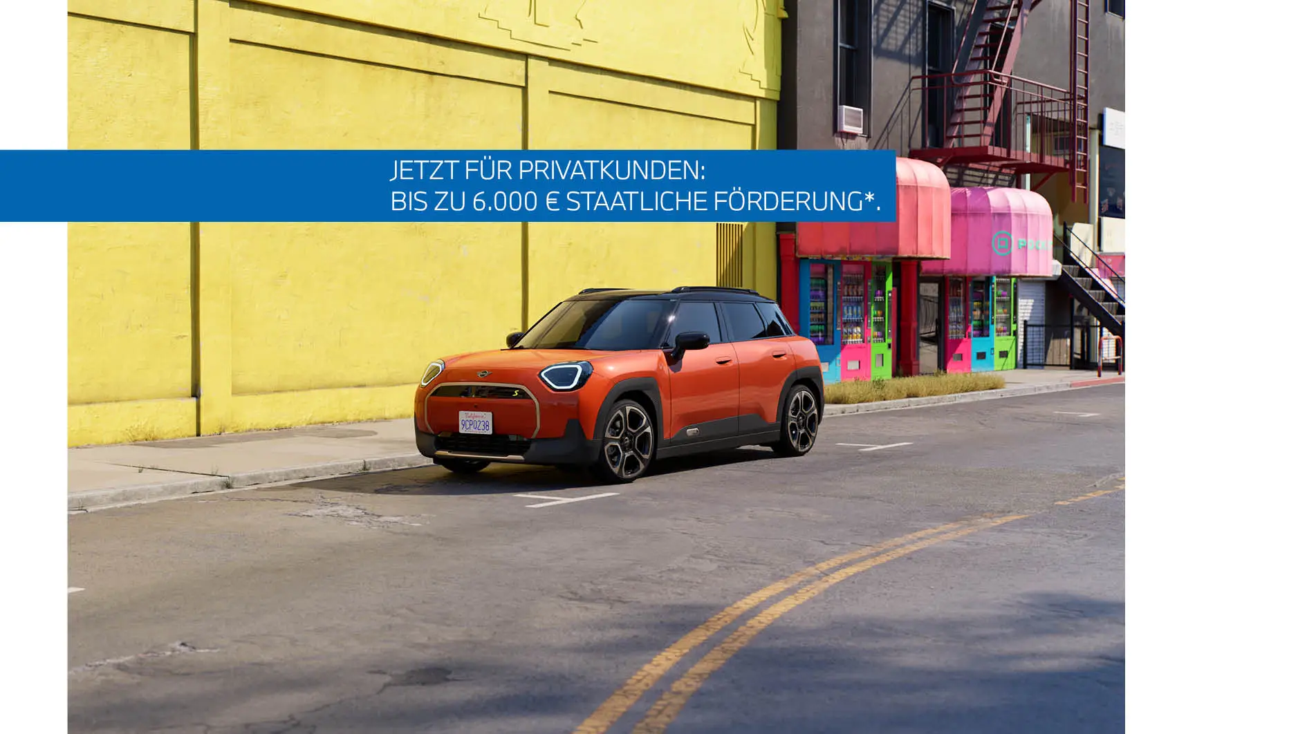 MINI Aceman E in Blau fährt durch die Stadt – MOTORHEIMAT Wagner-Schwarz in Kirchseeon, Traunstein, Altenmarkt, Wasserburg und Oberhaching