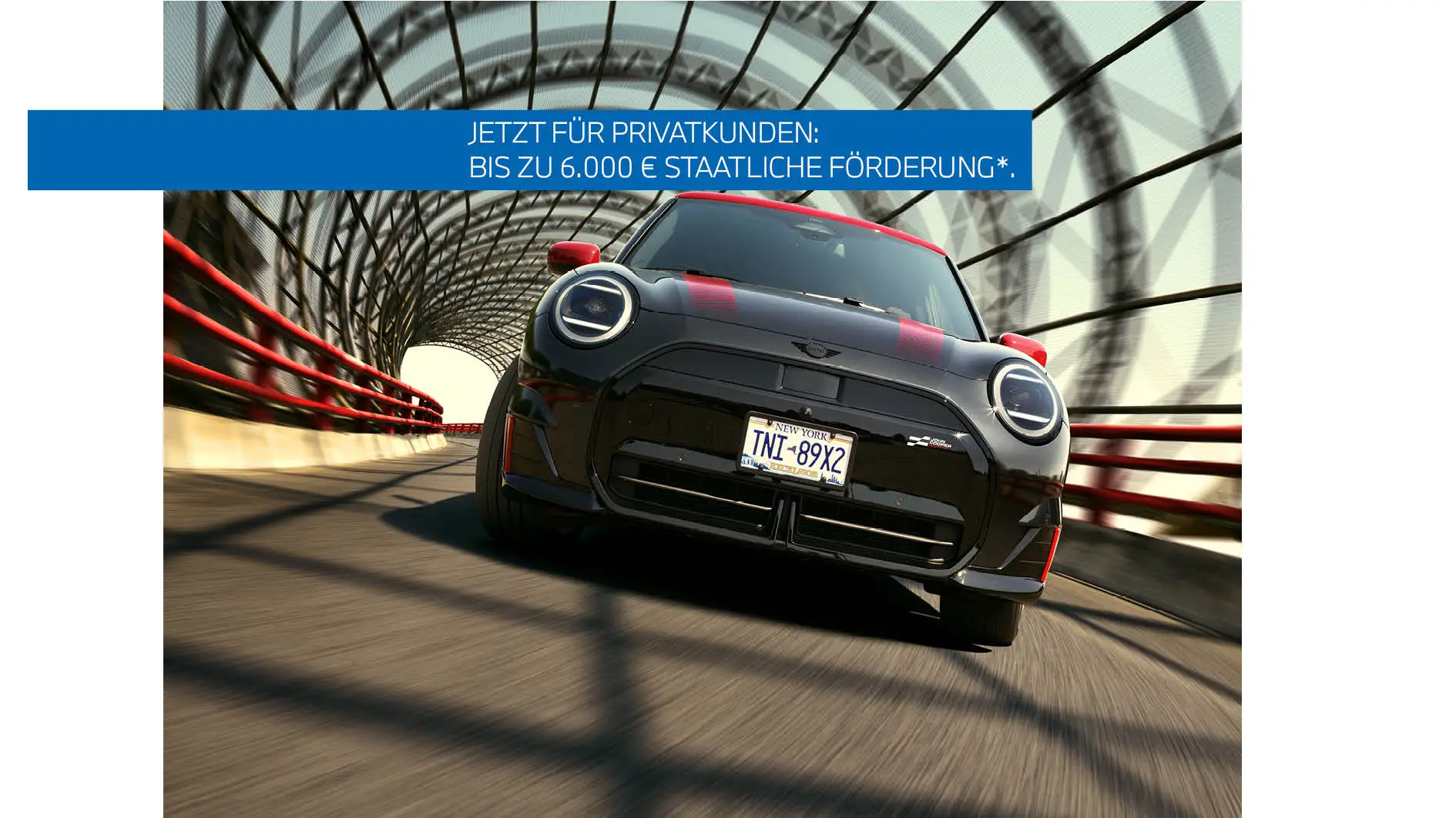 Schwarzer MINI JCW Electric fährt dynamisch durch die Stadt – MOTORHEIMAT Wagner-Schwarz in Kirchseeon, Traunstein, Altenmarkt, Wasserburg und Oberhaching