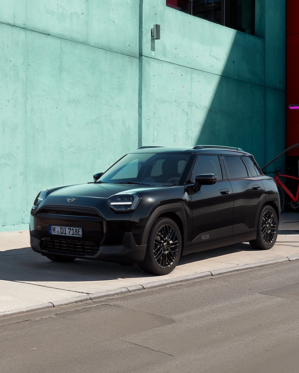 MINI Aceman E in schwarz fährt durch die Stadt – MOTORHEIMAT Wagner-Schwarz in Kirchseeon, Traunstein, Altenmarkt, Wasserburg und Oberhaching