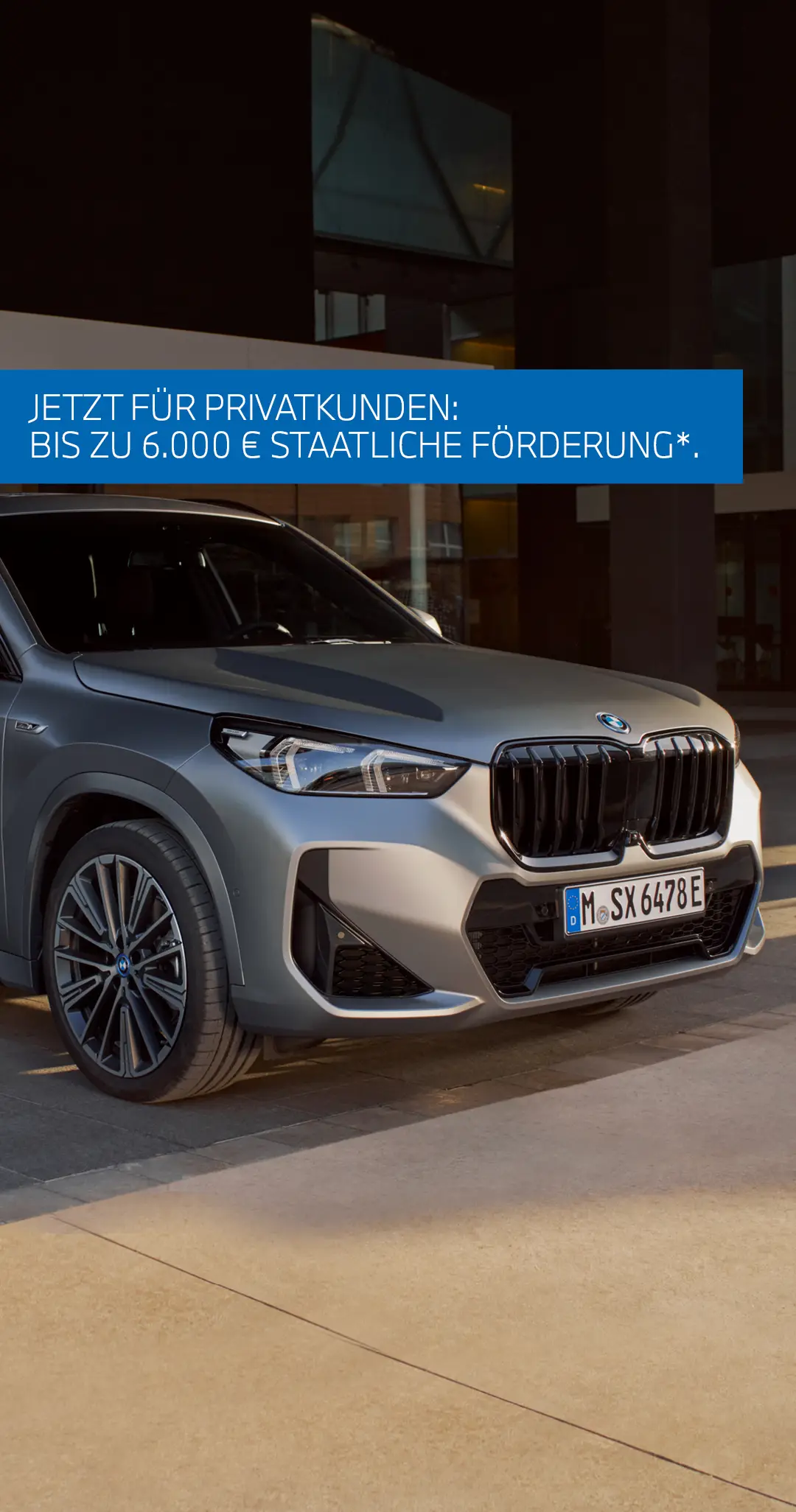 Mattgrauer BMW X1 SUV parkt stilvoll auf dem Asphalt – Fahrspaß und Abenteuer mit MOTORHEIMAT Wagner-Schwarz in Kirchseeon, Traunstein, Altenmarkt, Wasserburg und Oberhaching