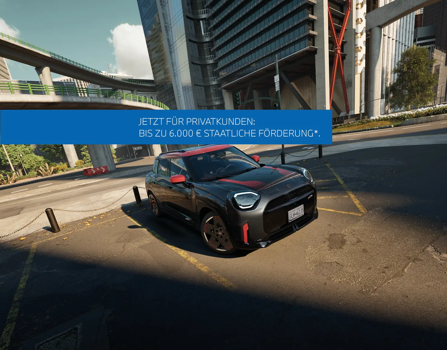 Schwarzer MINI JCW Aceman steht dynamisch auf einem Parkplatz in der Stadt – MOTORHEIMAT Wagner-Schwarz in Kirchseeon, Traunstein, Altenmarkt, Wasserburg und Oberhaching