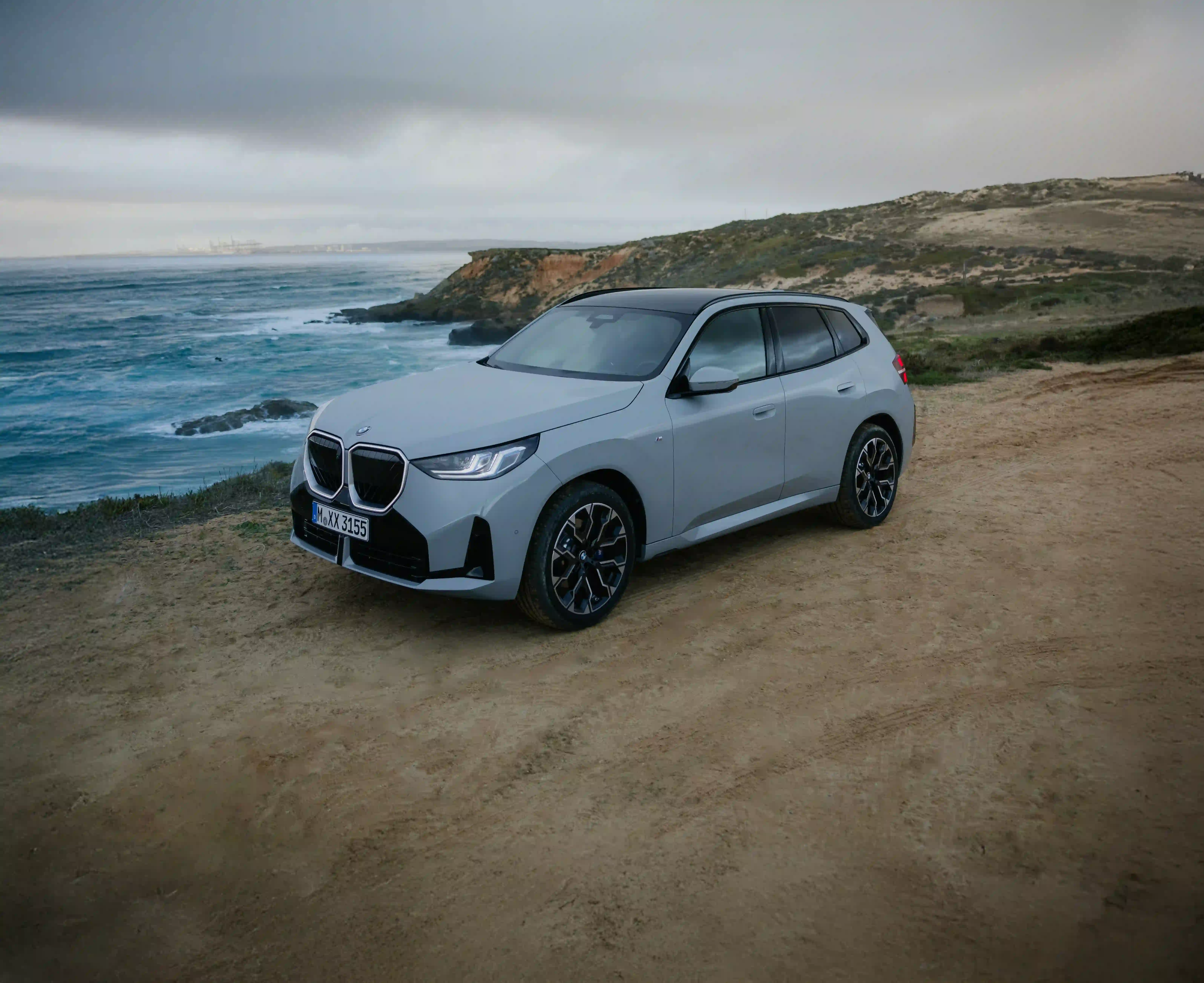 BMW X3 an der Küste mit Blick auf das Meer – MOTORHEIMAT Wagner-Schwarz in Kirchseeon, Traunstein, Altenmarkt, Wasserburg und Oberhaching