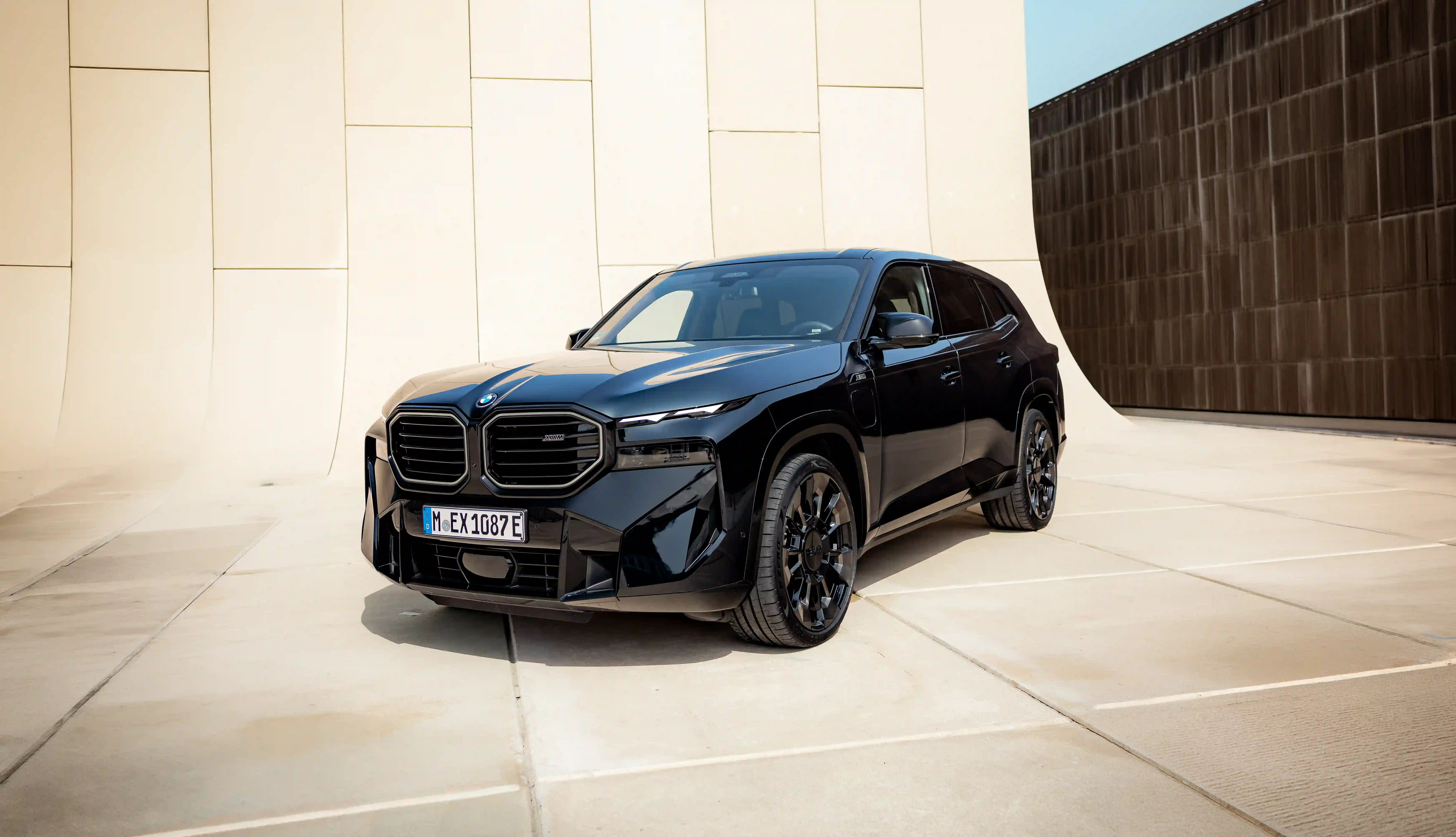 Schwarzer BMW XM steht vor einer beigen Wand – MOTORHEIMAT Wagner-Schwarz in Kirchseeon, Traunstein, Altenmarkt, Wasserburg und Oberhaching